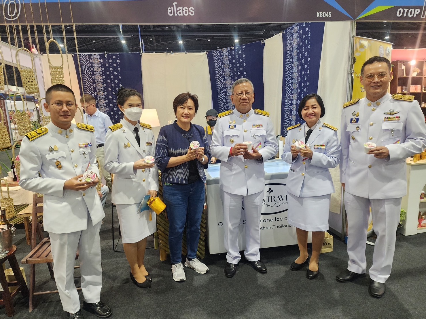 พ่อเมืองยโสธร ติดตามให้กำลังใจกลุ่ม ผู้ผลิต ผู้ประกอบการ OTOP ที่มาร่วมจำหน่ายสินค้าในงานศิลปาชีพ ประทีปไทย OTOP หลอมดวงใจ ด้วยพระบารมี “ผ้าทอไทย สายใยแห่งพระเมตตา สร้างอาชีพปวงประชา อย่างยั่งยืน”