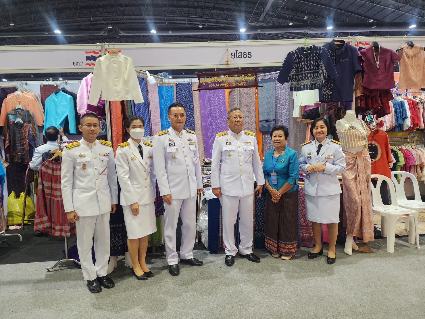 พ่อเมืองยโสธร ติดตามให้กำลังใจกลุ่ม ผู้ผลิต ผู้ประกอบการ OTOP ที่มาร่วมจำหน่ายสินค้าในงานศิลปาชีพ ประทีปไทย OTOP หลอมดวงใจ ด้วยพระบารมี “ผ้าทอไทย สายใยแห่งพระเมตตา สร้างอาชีพปวงประชา อย่างยั่งยืน”