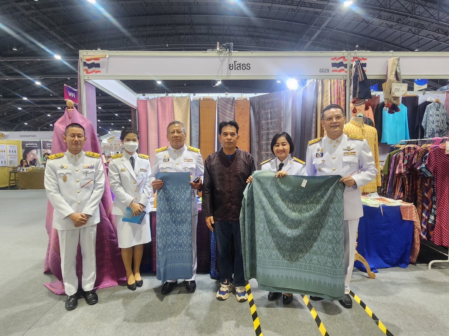 พ่อเมืองยโสธร ติดตามให้กำลังใจกลุ่ม ผู้ผลิต ผู้ประกอบการ OTOP ที่มาร่วมจำหน่ายสินค้าในงานศิลปาชีพ ประทีปไทย OTOP หลอมดวงใจ ด้วยพระบารมี “ผ้าทอไทย สายใยแห่งพระเมตตา สร้างอาชีพปวงประชา อย่างยั่งยืน”