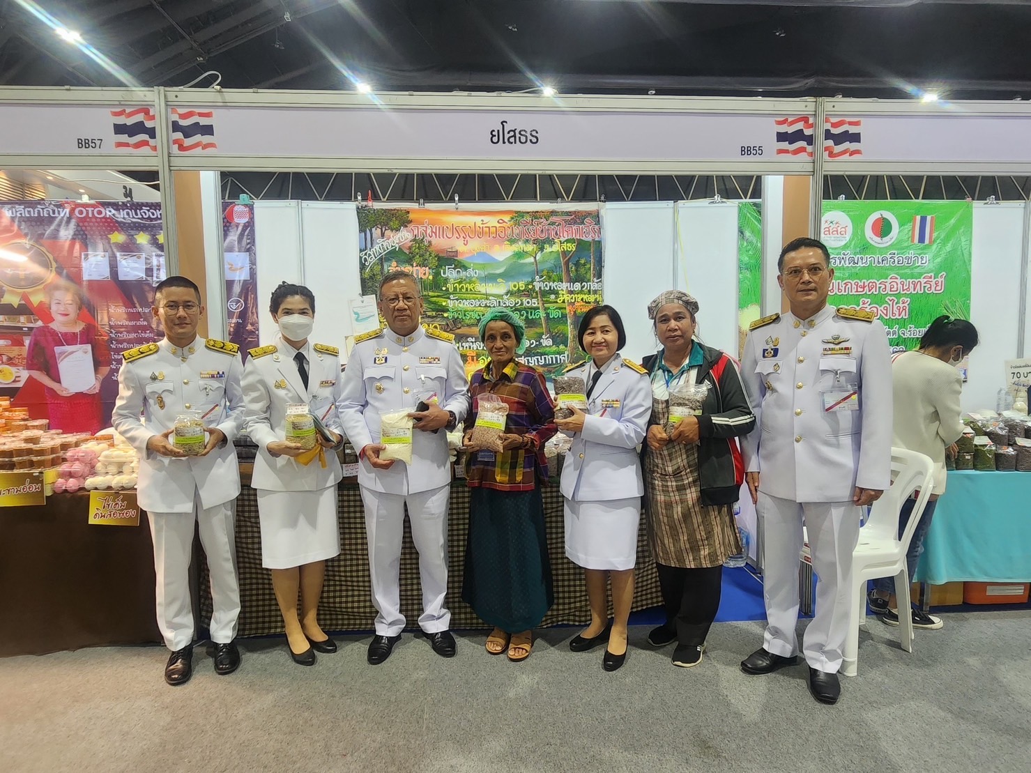 พ่อเมืองยโสธร ติดตามให้กำลังใจกลุ่ม ผู้ผลิต ผู้ประกอบการ OTOP ที่มาร่วมจำหน่ายสินค้าในงานศิลปาชีพ ประทีปไทย OTOP หลอมดวงใจ ด้วยพระบารมี “ผ้าทอไทย สายใยแห่งพระเมตตา สร้างอาชีพปวงประชา อย่างยั่งยืน”