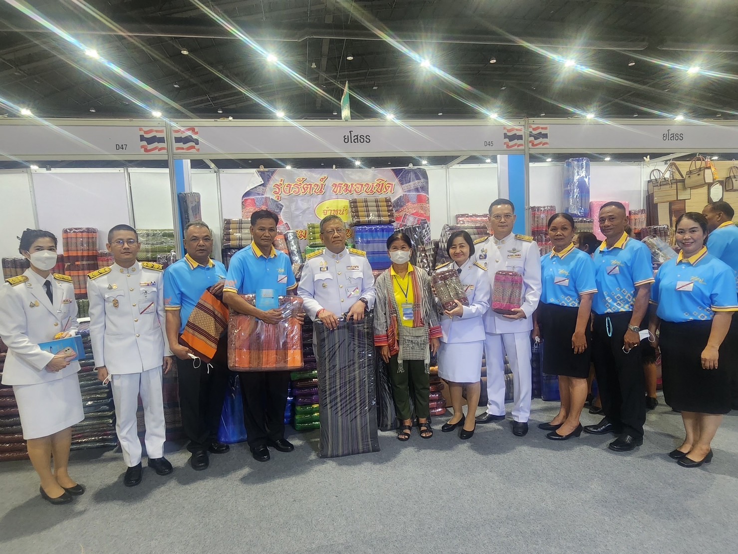 พ่อเมืองยโสธร ติดตามให้กำลังใจกลุ่ม ผู้ผลิต ผู้ประกอบการ OTOP ที่มาร่วมจำหน่ายสินค้าในงานศิลปาชีพ ประทีปไทย OTOP หลอมดวงใจ ด้วยพระบารมี “ผ้าทอไทย สายใยแห่งพระเมตตา สร้างอาชีพปวงประชา อย่างยั่งยืน”