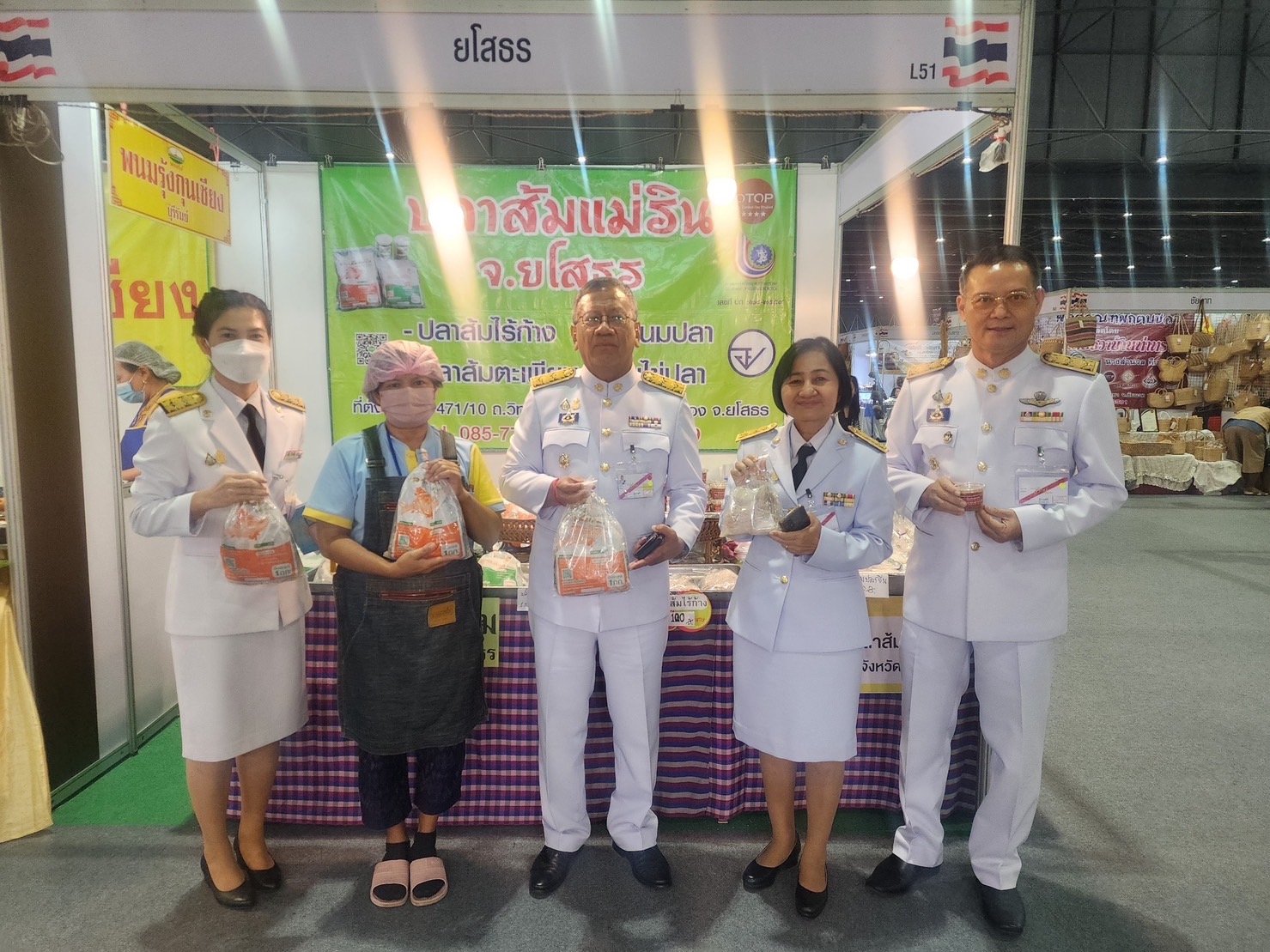 พ่อเมืองยโสธร ติดตามให้กำลังใจกลุ่ม ผู้ผลิต ผู้ประกอบการ OTOP ที่มาร่วมจำหน่ายสินค้าในงานศิลปาชีพ ประทีปไทย OTOP หลอมดวงใจ ด้วยพระบารมี “ผ้าทอไทย สายใยแห่งพระเมตตา สร้างอาชีพปวงประชา อย่างยั่งยืน”