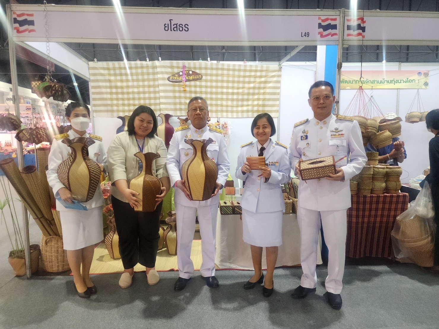 พ่อเมืองยโสธร ติดตามให้กำลังใจกลุ่ม ผู้ผลิต ผู้ประกอบการ OTOP ที่มาร่วมจำหน่ายสินค้าในงานศิลปาชีพ ประทีปไทย OTOP หลอมดวงใจ ด้วยพระบารมี “ผ้าทอไทย สายใยแห่งพระเมตตา สร้างอาชีพปวงประชา อย่างยั่งยืน”