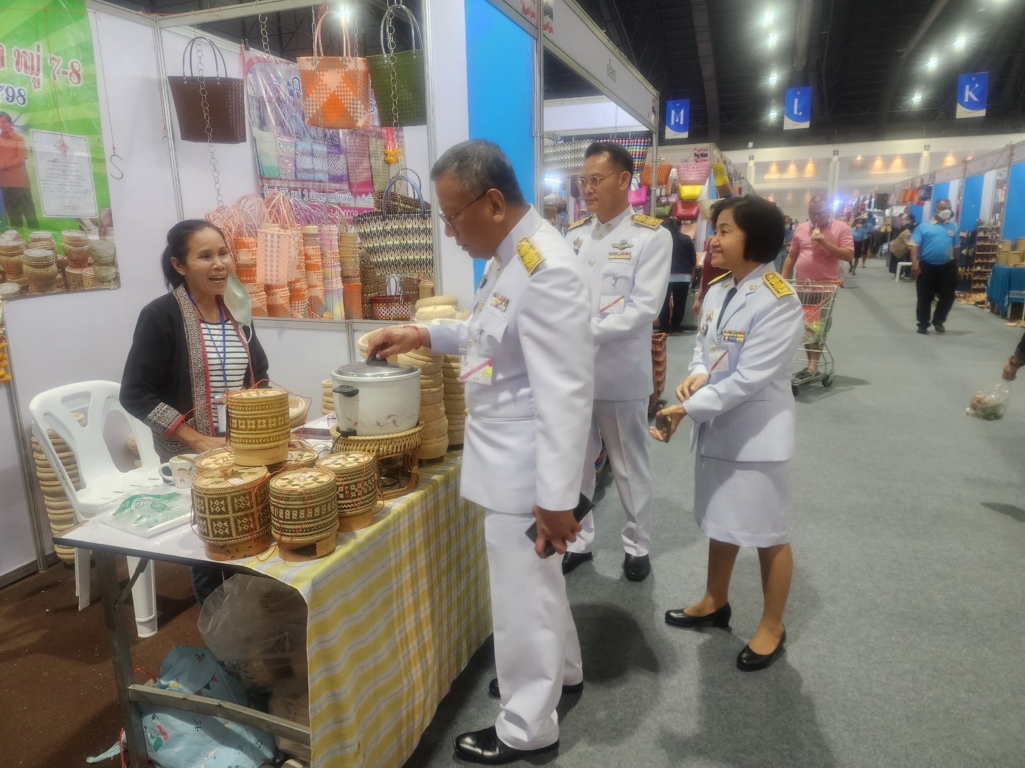 พ่อเมืองยโสธร ติดตามให้กำลังใจกลุ่ม ผู้ผลิต ผู้ประกอบการ OTOP ที่มาร่วมจำหน่ายสินค้าในงานศิลปาชีพ ประทีปไทย OTOP หลอมดวงใจ ด้วยพระบารมี “ผ้าทอไทย สายใยแห่งพระเมตตา สร้างอาชีพปวงประชา อย่างยั่งยืน”