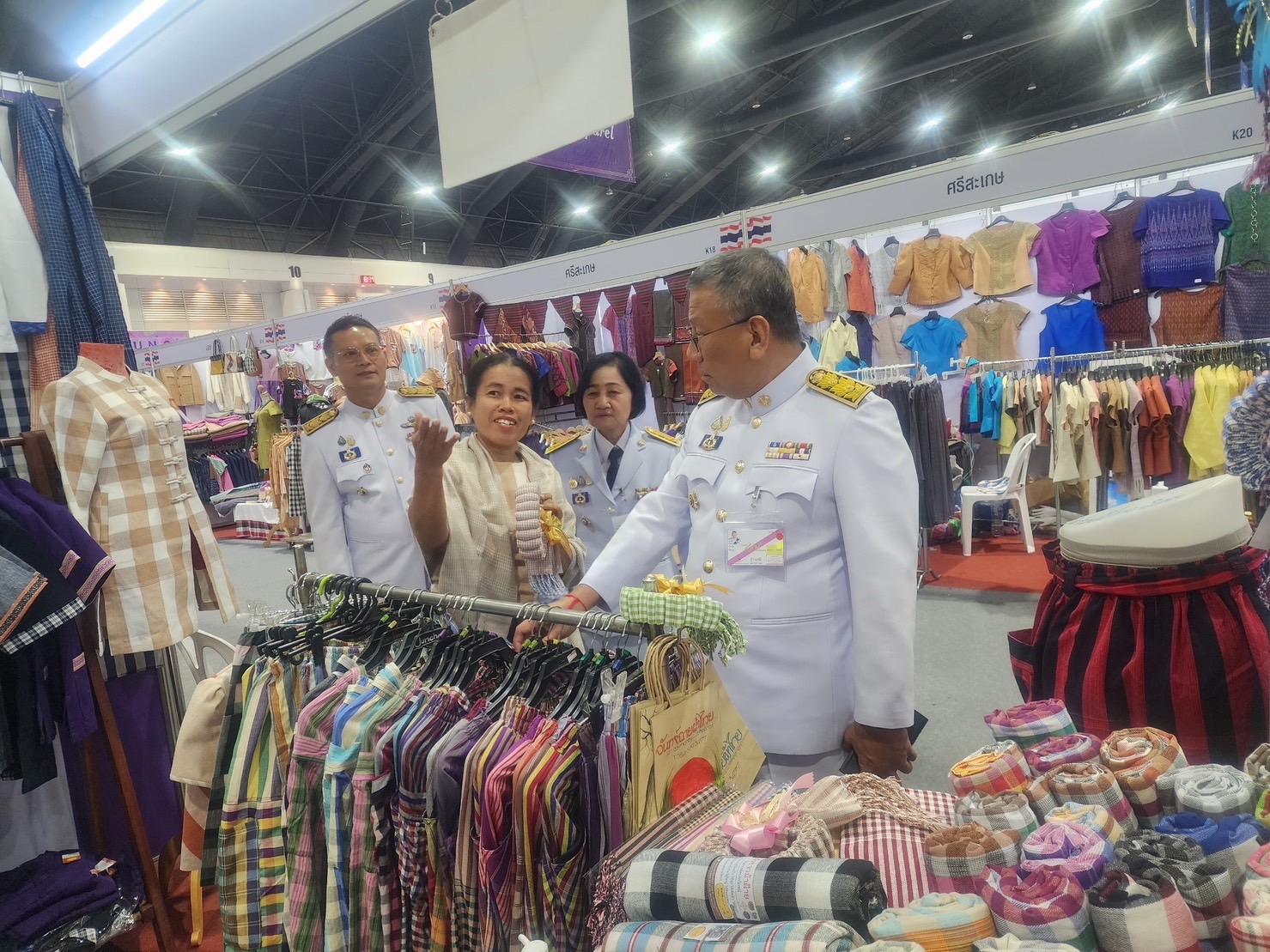 พ่อเมืองยโสธร ติดตามให้กำลังใจกลุ่ม ผู้ผลิต ผู้ประกอบการ OTOP ที่มาร่วมจำหน่ายสินค้าในงานศิลปาชีพ ประทีปไทย OTOP หลอมดวงใจ ด้วยพระบารมี “ผ้าทอไทย สายใยแห่งพระเมตตา สร้างอาชีพปวงประชา อย่างยั่งยืน”