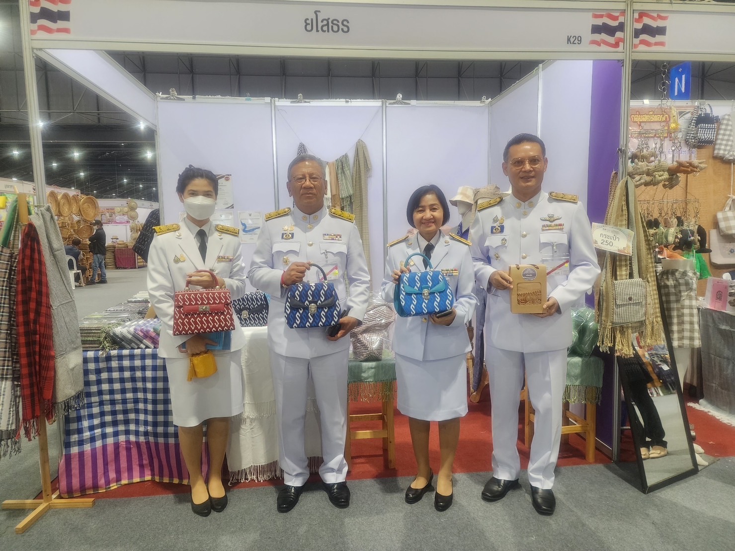 พ่อเมืองยโสธร ติดตามให้กำลังใจกลุ่ม ผู้ผลิต ผู้ประกอบการ OTOP ที่มาร่วมจำหน่ายสินค้าในงานศิลปาชีพ ประทีปไทย OTOP หลอมดวงใจ ด้วยพระบารมี “ผ้าทอไทย สายใยแห่งพระเมตตา สร้างอาชีพปวงประชา อย่างยั่งยืน”