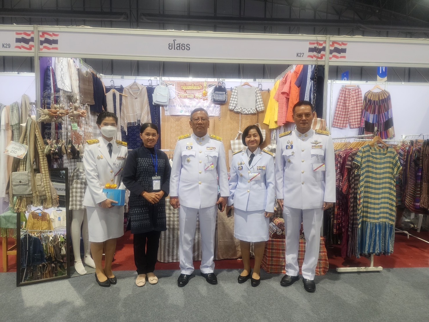 พ่อเมืองยโสธร ติดตามให้กำลังใจกลุ่ม ผู้ผลิต ผู้ประกอบการ OTOP ที่มาร่วมจำหน่ายสินค้าในงานศิลปาชีพ ประทีปไทย OTOP หลอมดวงใจ ด้วยพระบารมี “ผ้าทอไทย สายใยแห่งพระเมตตา สร้างอาชีพปวงประชา อย่างยั่งยืน”