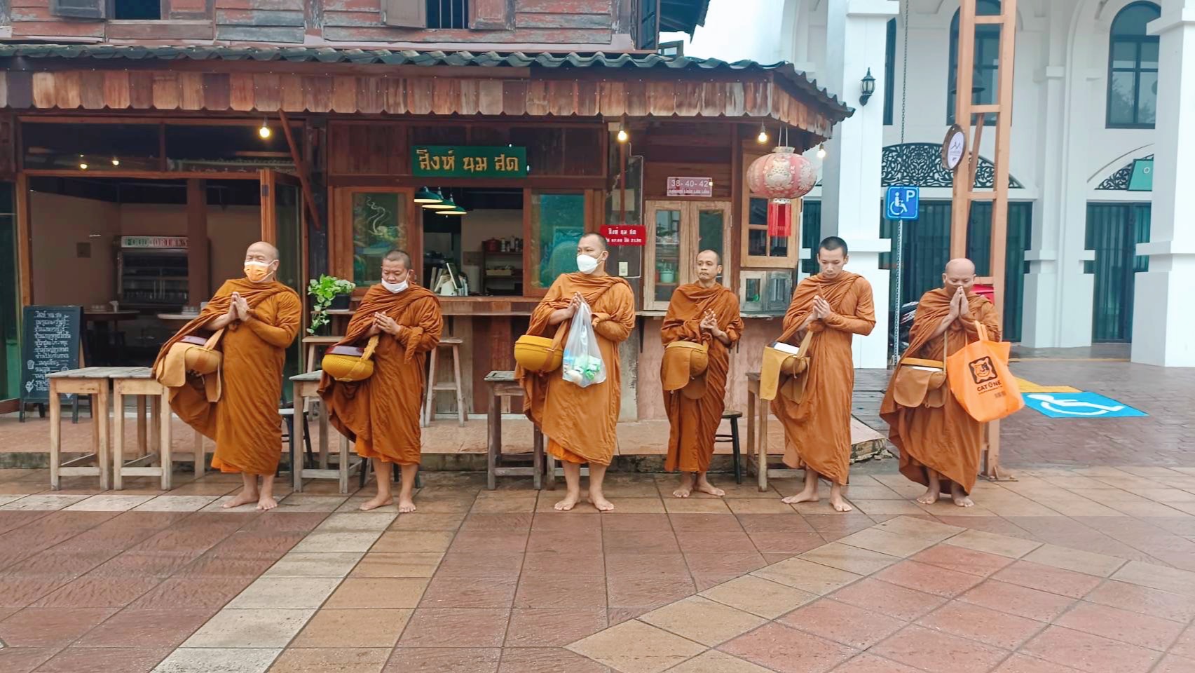 ☘พช.ยโสธรร่วมทำบุญตักบาตรย้อนยุค วิถีถิ่น วิถีไทย ถนนคนเดินยโสธร เมืองเก่าบ้านสิงห์ท่า และร่วมกันสวมใส่ผ้าไทยตามโครงการ “ผ้าไทยใส่ให้สนุก”
