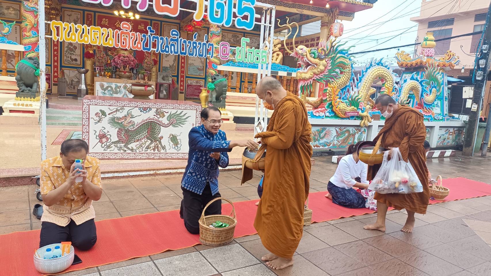 ☘พช.ยโสธรร่วมทำบุญตักบาตรย้อนยุค วิถีถิ่น วิถีไทย ถนนคนเดินยโสธร เมืองเก่าบ้านสิงห์ท่า และร่วมกันสวมใส่ผ้าไทยตามโครงการ “ผ้าไทยใส่ให้สนุก”