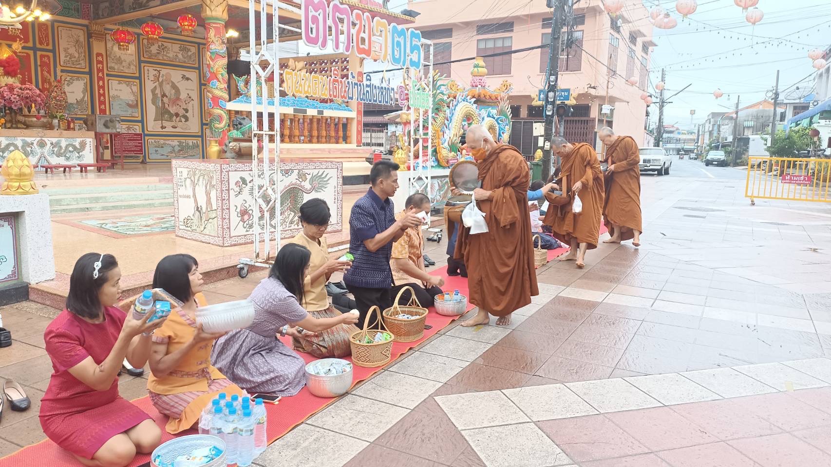 ☘พช.ยโสธรร่วมทำบุญตักบาตรย้อนยุค วิถีถิ่น วิถีไทย ถนนคนเดินยโสธร เมืองเก่าบ้านสิงห์ท่า และร่วมกันสวมใส่ผ้าไทยตามโครงการ “ผ้าไทยใส่ให้สนุก”