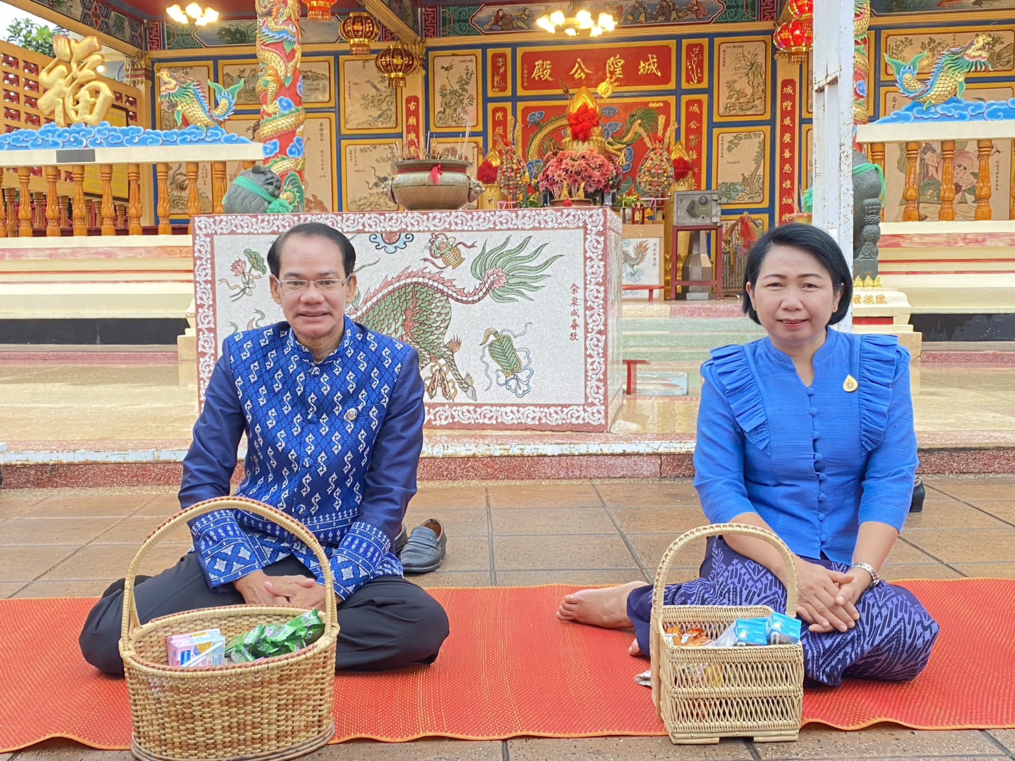 ☘พช.ยโสธรร่วมทำบุญตักบาตรย้อนยุค วิถีถิ่น วิถีไทย ถนนคนเดินยโสธร เมืองเก่าบ้านสิงห์ท่า และร่วมกันสวมใส่ผ้าไทยตามโครงการ “ผ้าไทยใส่ให้สนุก”