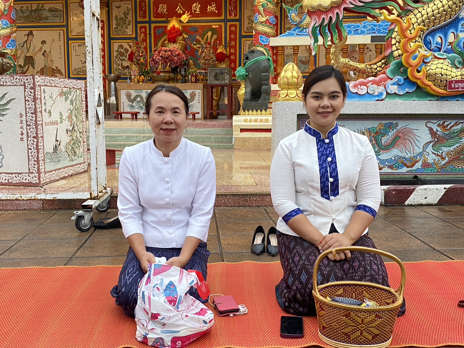 ☘พช.ยโสธรร่วมทำบุญตักบาตรย้อนยุค วิถีถิ่น วิถีไทย ถนนคนเดินยโสธร เมืองเก่าบ้านสิงห์ท่า และร่วมกันสวมใส่ผ้าไทยตามโครงการ “ผ้าไทยใส่ให้สนุก”