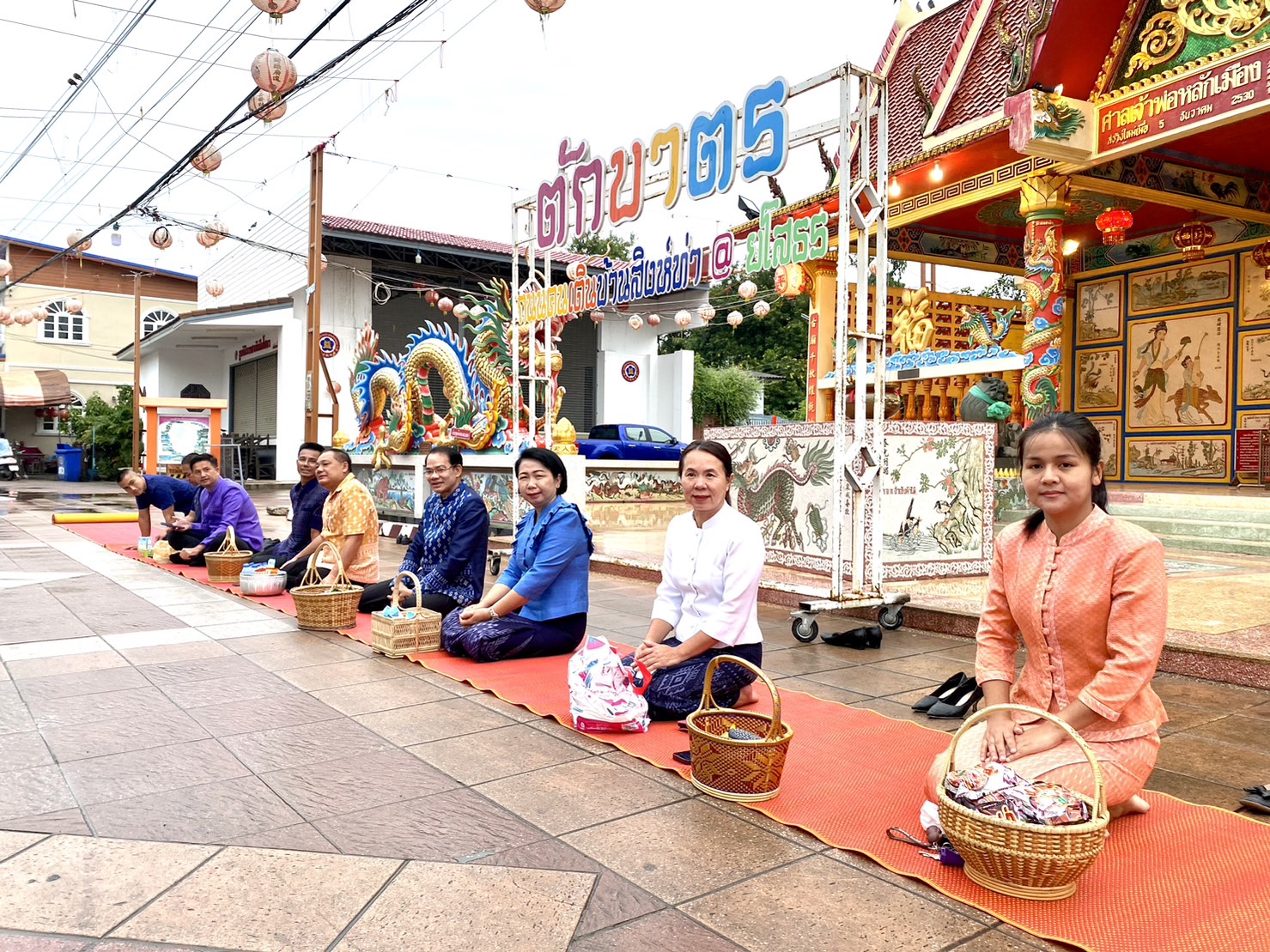 ☘พช.ยโสธรร่วมทำบุญตักบาตรย้อนยุค วิถีถิ่น วิถีไทย ถนนคนเดินยโสธร เมืองเก่าบ้านสิงห์ท่า และร่วมกันสวมใส่ผ้าไทยตามโครงการ “ผ้าไทยใส่ให้สนุก”