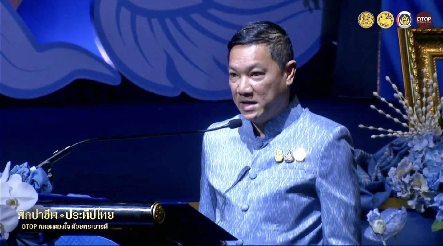 พช.ยโสธร ร่วมพิธีเปิดงานศิลปาชีพ ประทีปไทย OTOP หลอมดวงใจ ด้วยพระบารมี “ผ้าทอไทย สายใยแห่งพระเมตตา สร้างอาชีพปวงประชา อย่างยั่งยืน”