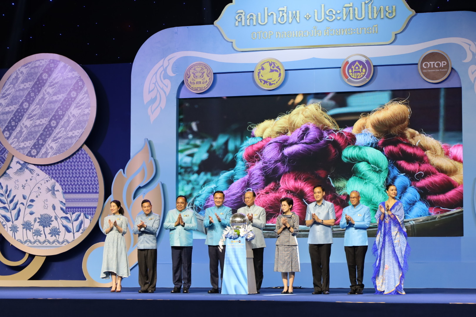 พช.ยโสธร ร่วมพิธีเปิดงานศิลปาชีพ ประทีปไทย OTOP หลอมดวงใจ ด้วยพระบารมี “ผ้าทอไทย สายใยแห่งพระเมตตา สร้างอาชีพปวงประชา อย่างยั่งยืน”