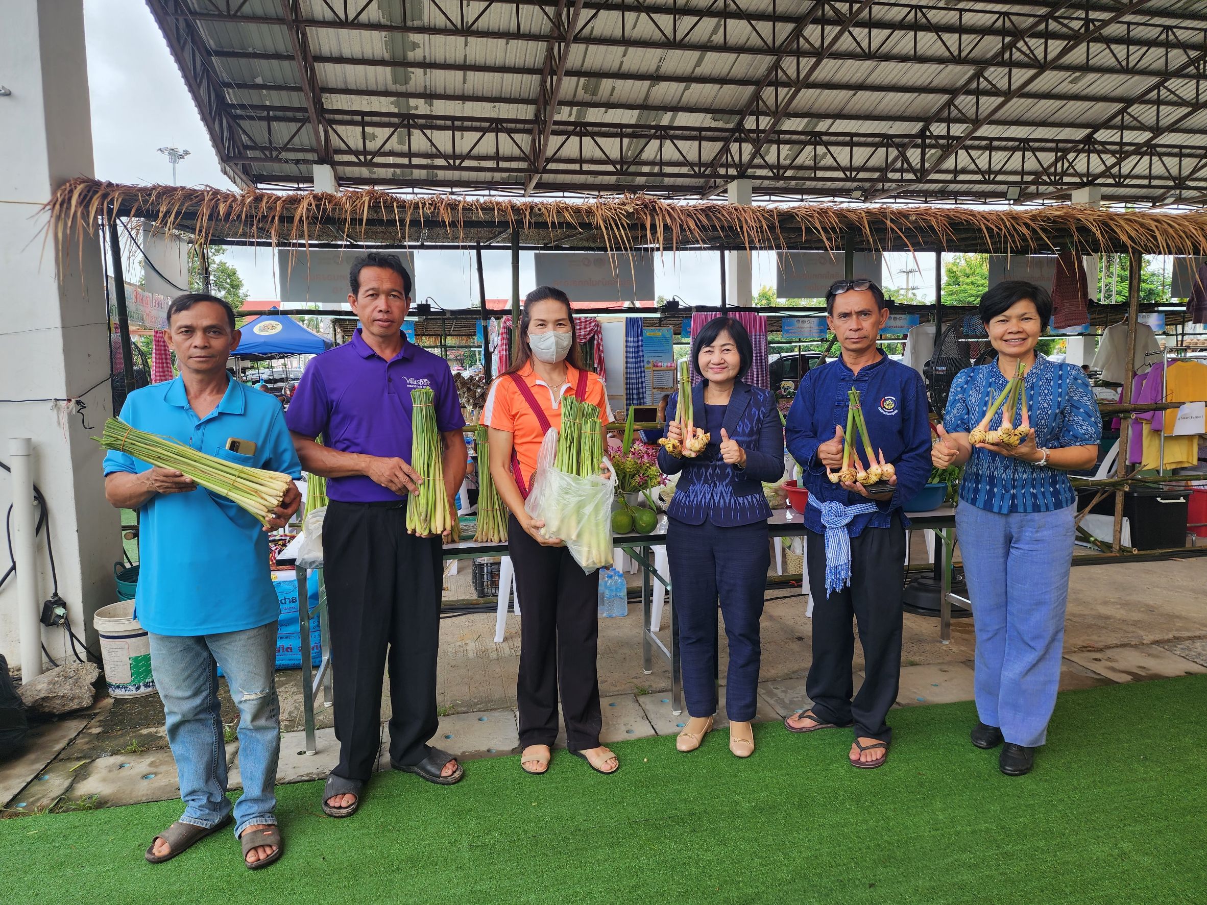 พช.ยโสธร ติดตามให้กำลังใจผู้ผลิต ผู้ประกอบการ ที่มาร่วมจำหน่ายสินค้า ในงานตลาดเครือข่ายเกษตรปลอดภัย ตามโครงการส่งเสริมการพัฒนากลไกและโครงสร้างดูดซับมูลค่าเศรษฐกิจและการกระจายรายได้กลับสู่ท้องถิ่น