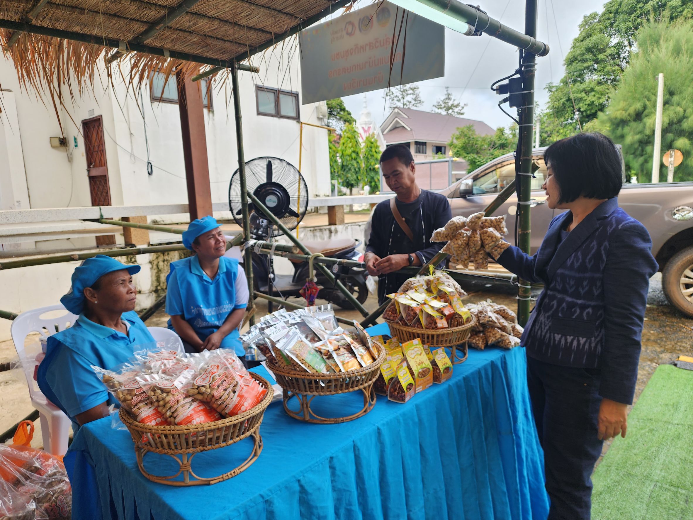 พช.ยโสธร ติดตามให้กำลังใจผู้ผลิต ผู้ประกอบการ ที่มาร่วมจำหน่ายสินค้า ในงานตลาดเครือข่ายเกษตรปลอดภัย ตามโครงการส่งเสริมการพัฒนากลไกและโครงสร้างดูดซับมูลค่าเศรษฐกิจและการกระจายรายได้กลับสู่ท้องถิ่น