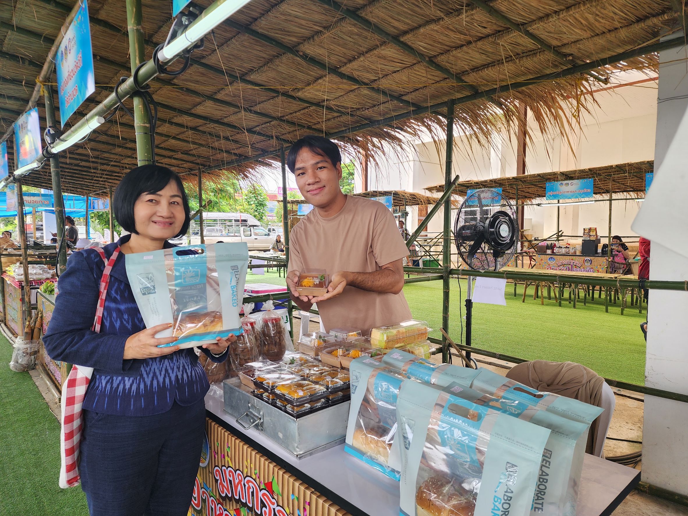 พช.ยโสธร ติดตามให้กำลังใจผู้ผลิต ผู้ประกอบการ ที่มาร่วมจำหน่ายสินค้า ในงานตลาดเครือข่ายเกษตรปลอดภัย ตามโครงการส่งเสริมการพัฒนากลไกและโครงสร้างดูดซับมูลค่าเศรษฐกิจและการกระจายรายได้กลับสู่ท้องถิ่น