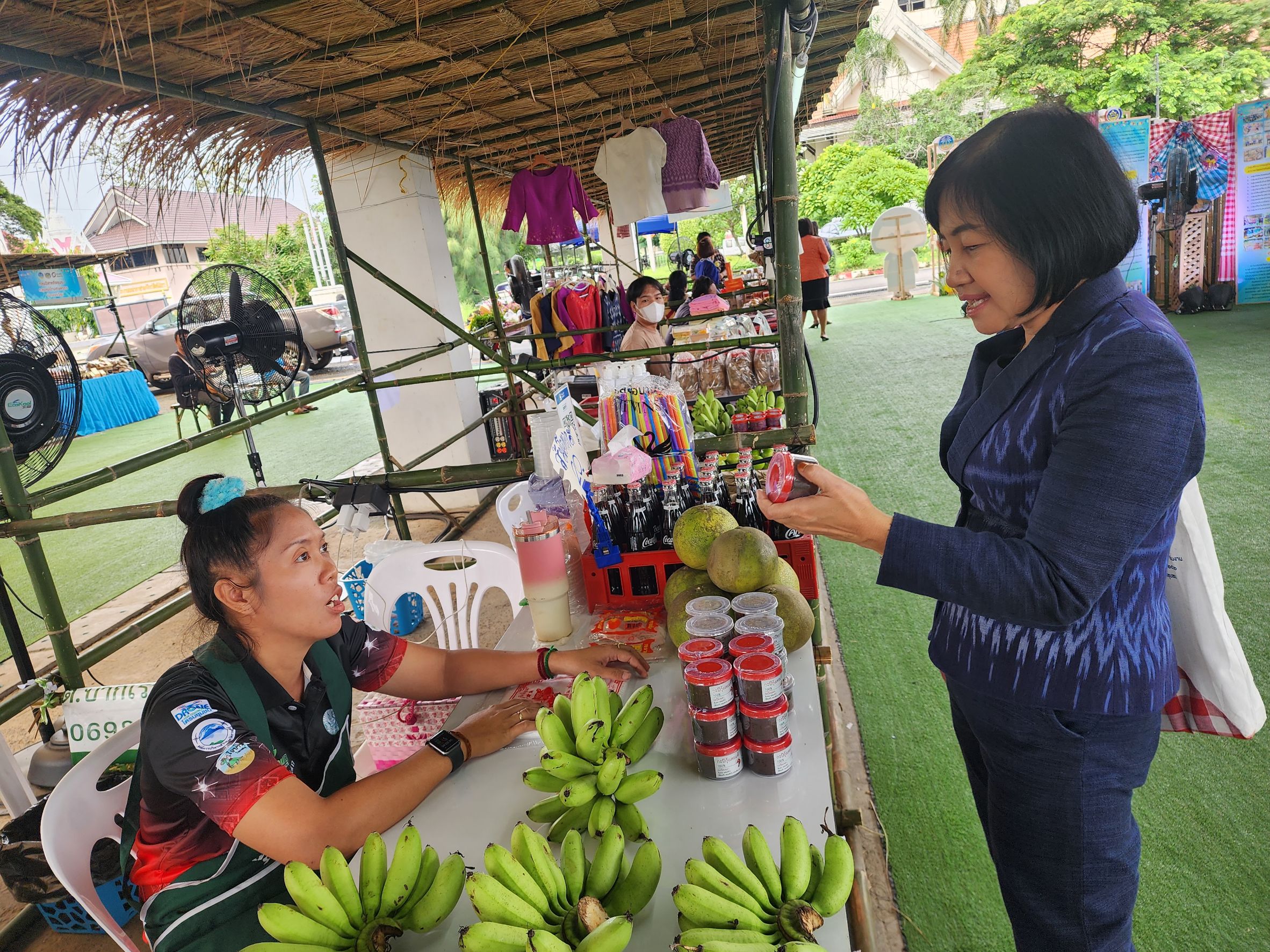 พช.ยโสธร ติดตามให้กำลังใจผู้ผลิต ผู้ประกอบการ ที่มาร่วมจำหน่ายสินค้า ในงานตลาดเครือข่ายเกษตรปลอดภัย ตามโครงการส่งเสริมการพัฒนากลไกและโครงสร้างดูดซับมูลค่าเศรษฐกิจและการกระจายรายได้กลับสู่ท้องถิ่น