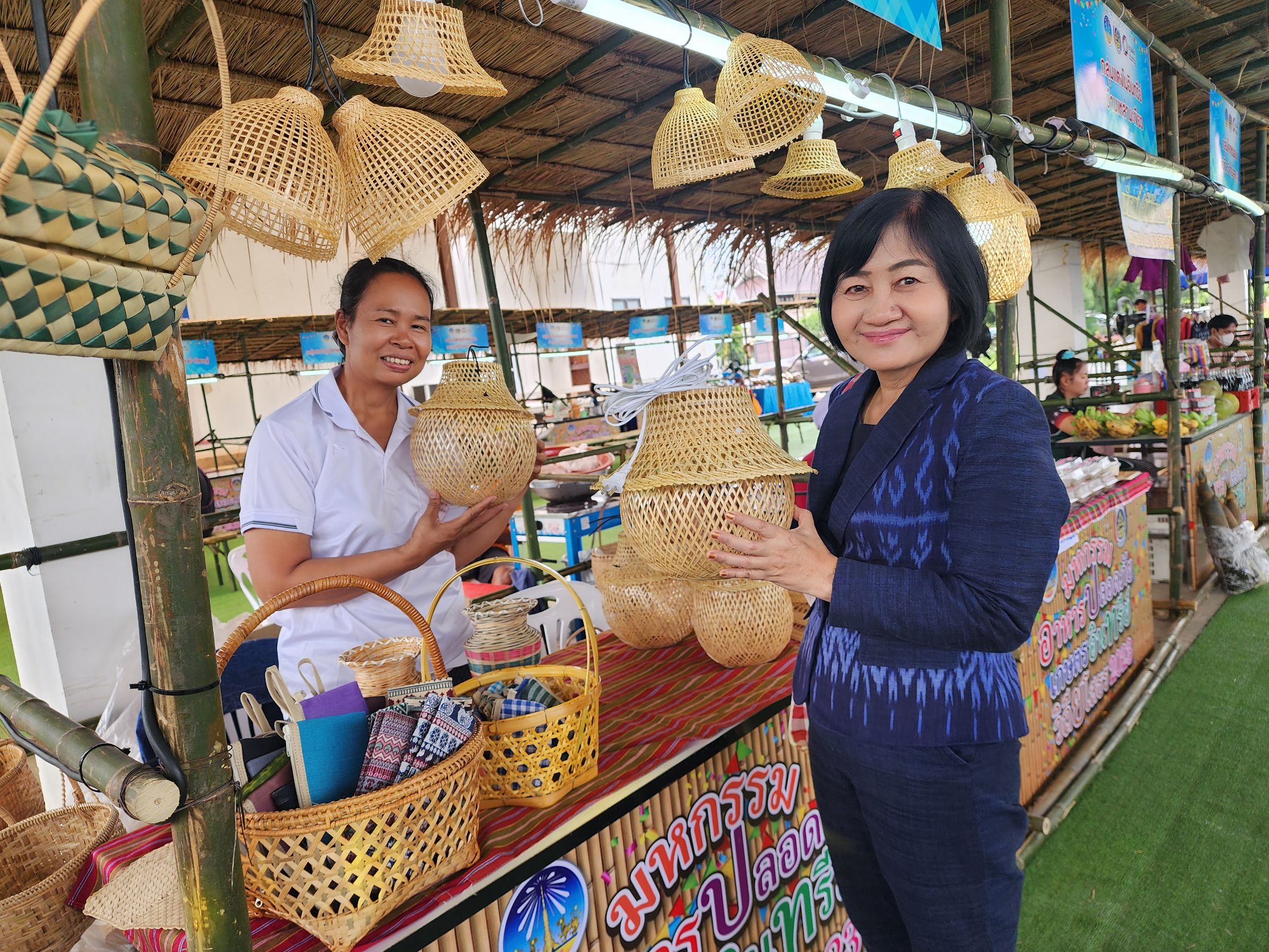 พช.ยโสธร ติดตามให้กำลังใจผู้ผลิต ผู้ประกอบการ ที่มาร่วมจำหน่ายสินค้า ในงานตลาดเครือข่ายเกษตรปลอดภัย ตามโครงการส่งเสริมการพัฒนากลไกและโครงสร้างดูดซับมูลค่าเศรษฐกิจและการกระจายรายได้กลับสู่ท้องถิ่น
