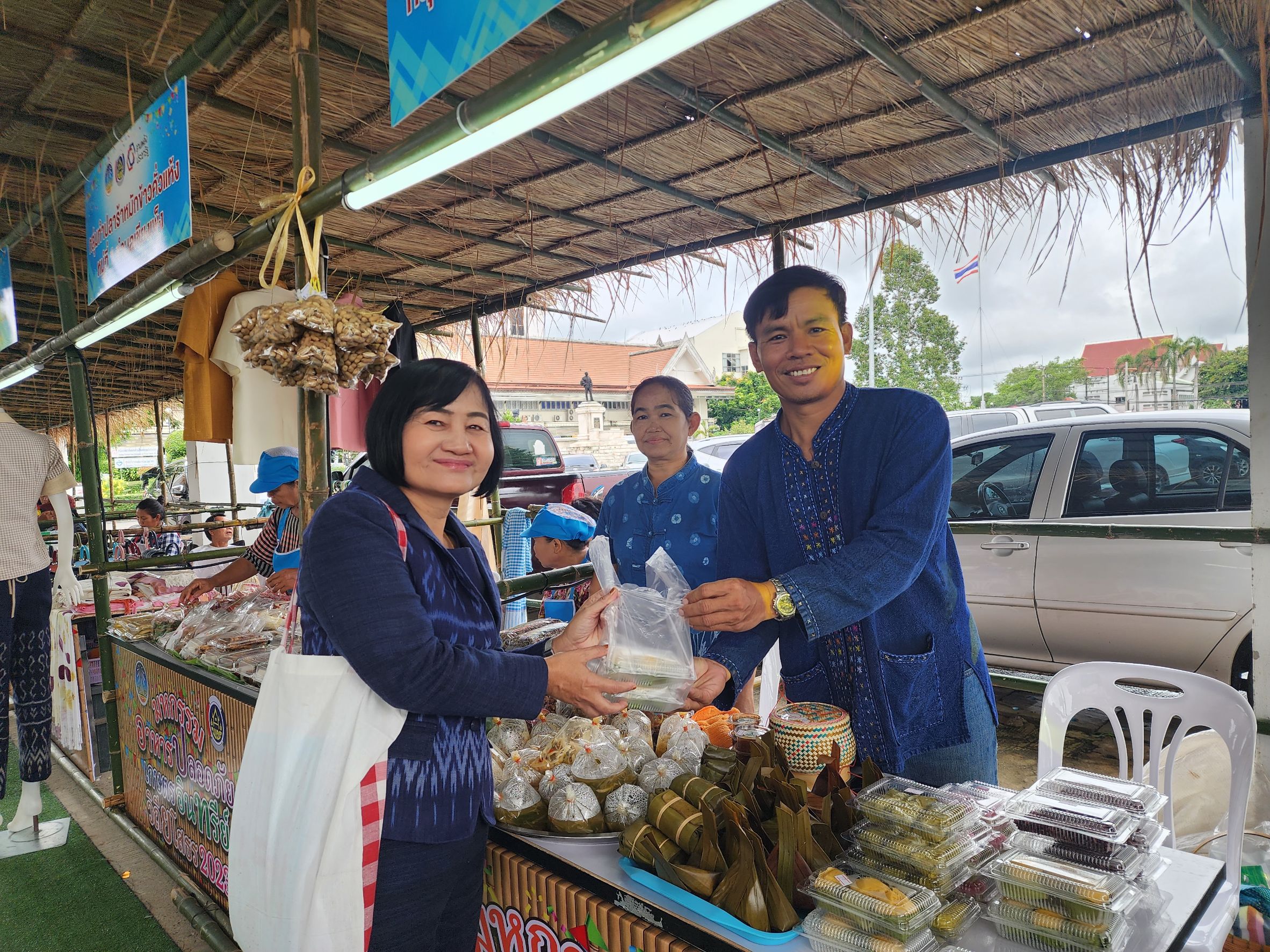 พช.ยโสธร ติดตามให้กำลังใจผู้ผลิต ผู้ประกอบการ ที่มาร่วมจำหน่ายสินค้า ในงานตลาดเครือข่ายเกษตรปลอดภัย ตามโครงการส่งเสริมการพัฒนากลไกและโครงสร้างดูดซับมูลค่าเศรษฐกิจและการกระจายรายได้กลับสู่ท้องถิ่น