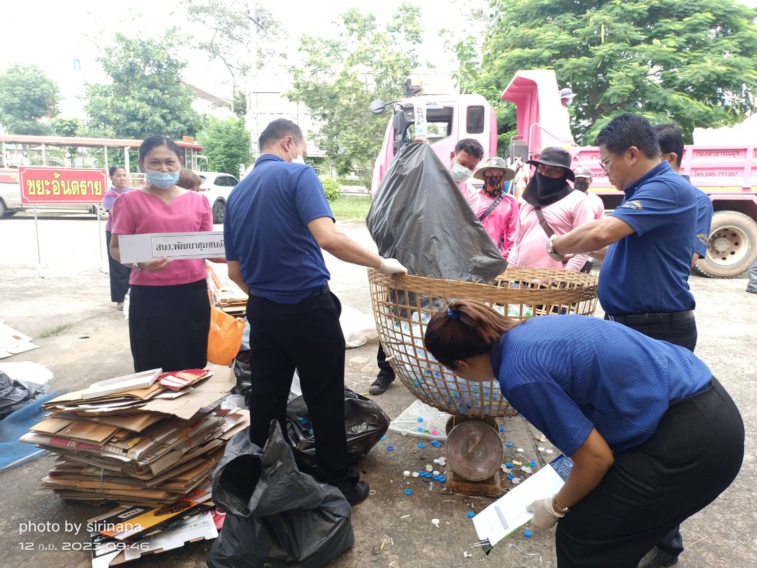 พช.ยโสธร ร่วมขับเคลื่อนจังหวัดสะอาดอย่างยั่งยืน รวมพลัง คัดแยก (ขยะ) แลกบุญ ลดปัญหาขยะ ลดก๊าซเรือนกระจก และยังได้ร่วมทำบุญสาธารณกุศลด้วย