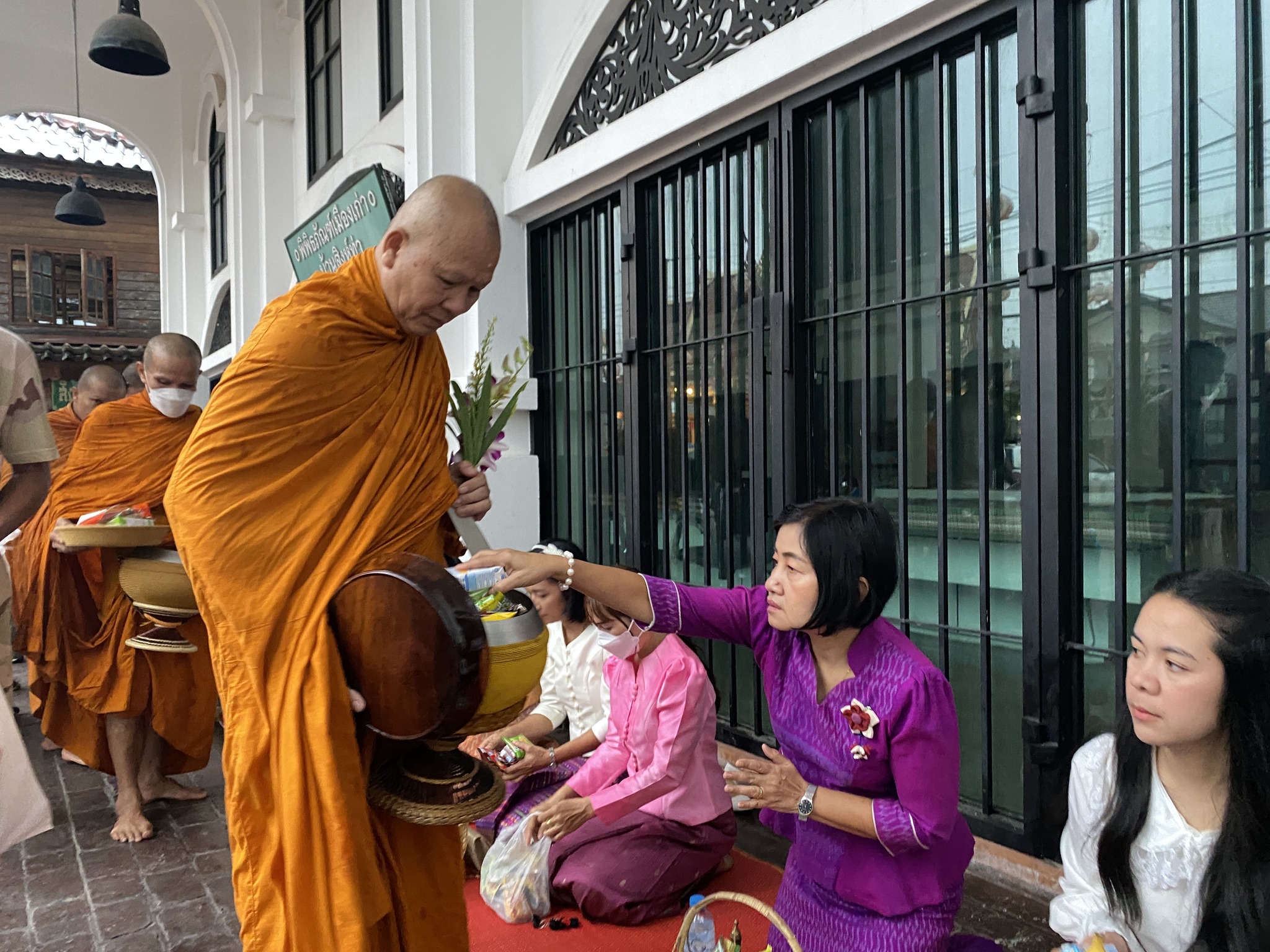 จังหวัดยโสธร ทำบุญตักบาตรเพื่อนำอาหารและสิ่งของไปช่วยเหลือคนยากจน ครั้งที่ 7
