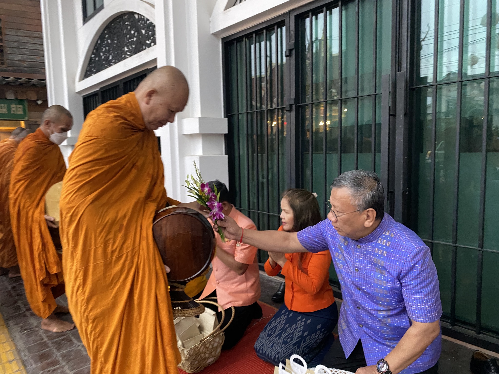 จังหวัดยโสธร ทำบุญตักบาตรเพื่อนำอาหารและสิ่งของไปช่วยเหลือคนยากจน ครั้งที่ 7