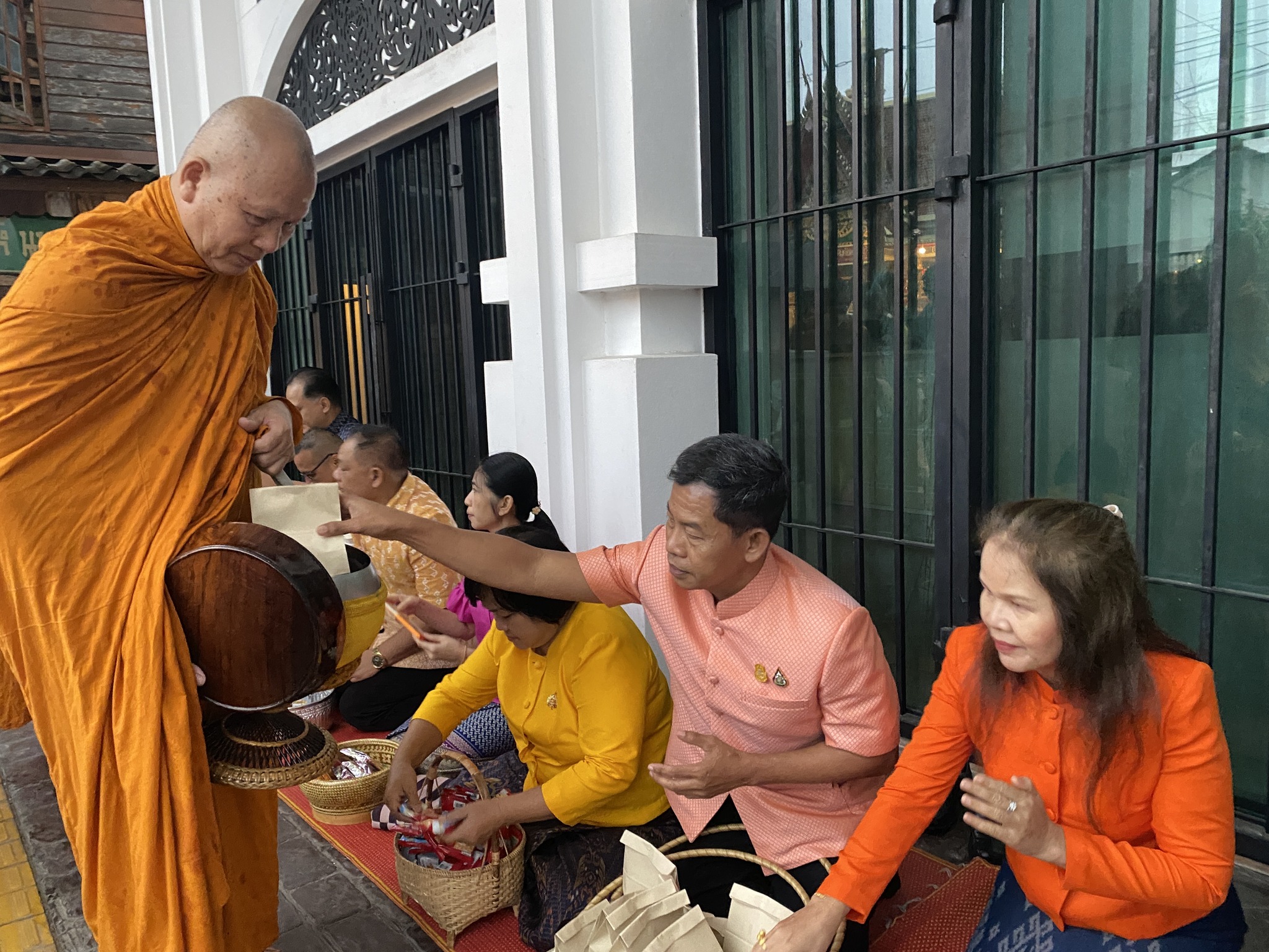 จังหวัดยโสธร ทำบุญตักบาตรเพื่อนำอาหารและสิ่งของไปช่วยเหลือคนยากจน ครั้งที่ 7