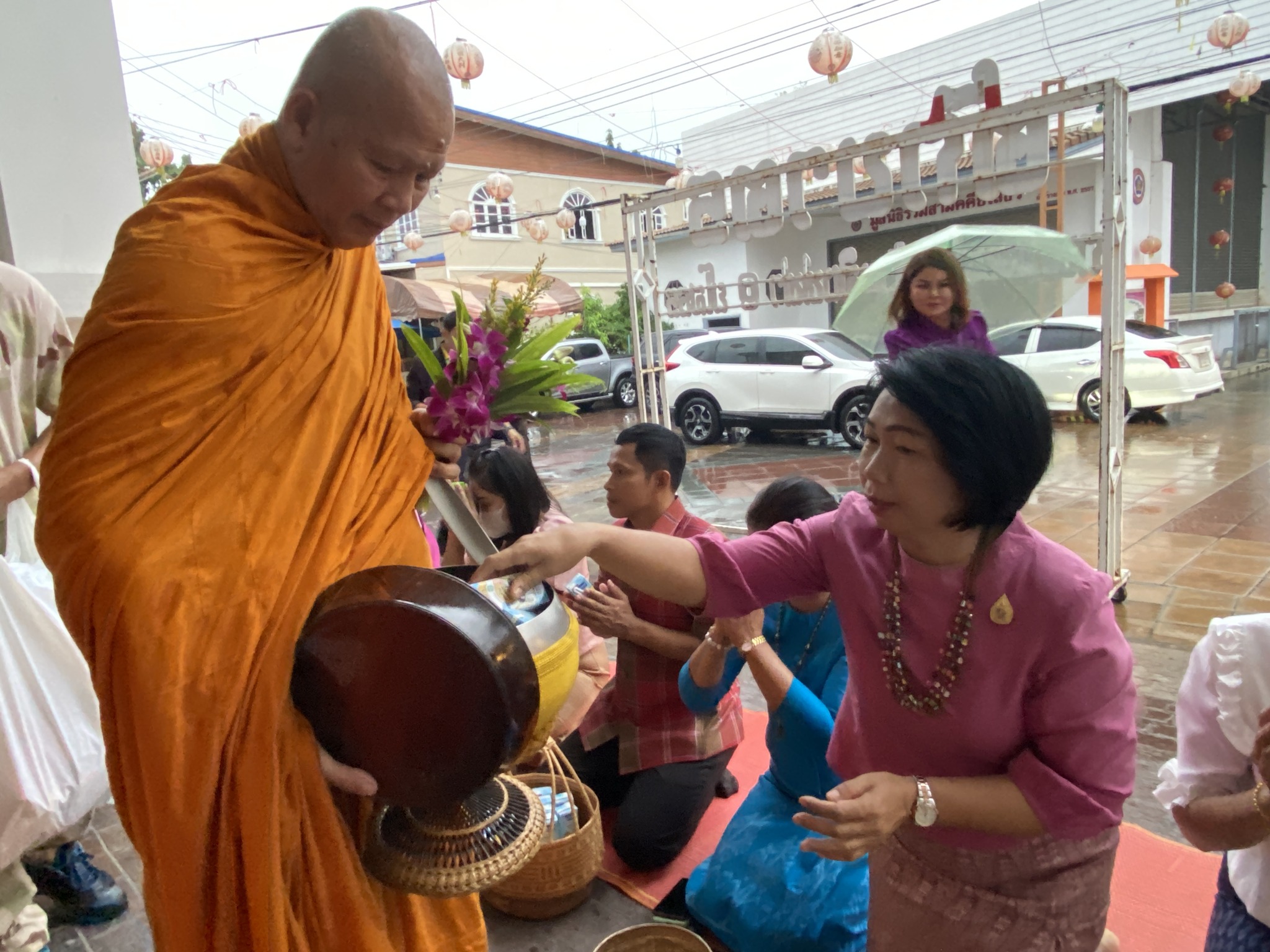 จังหวัดยโสธร ทำบุญตักบาตรเพื่อนำอาหารและสิ่งของไปช่วยเหลือคนยากจน ครั้งที่ 7