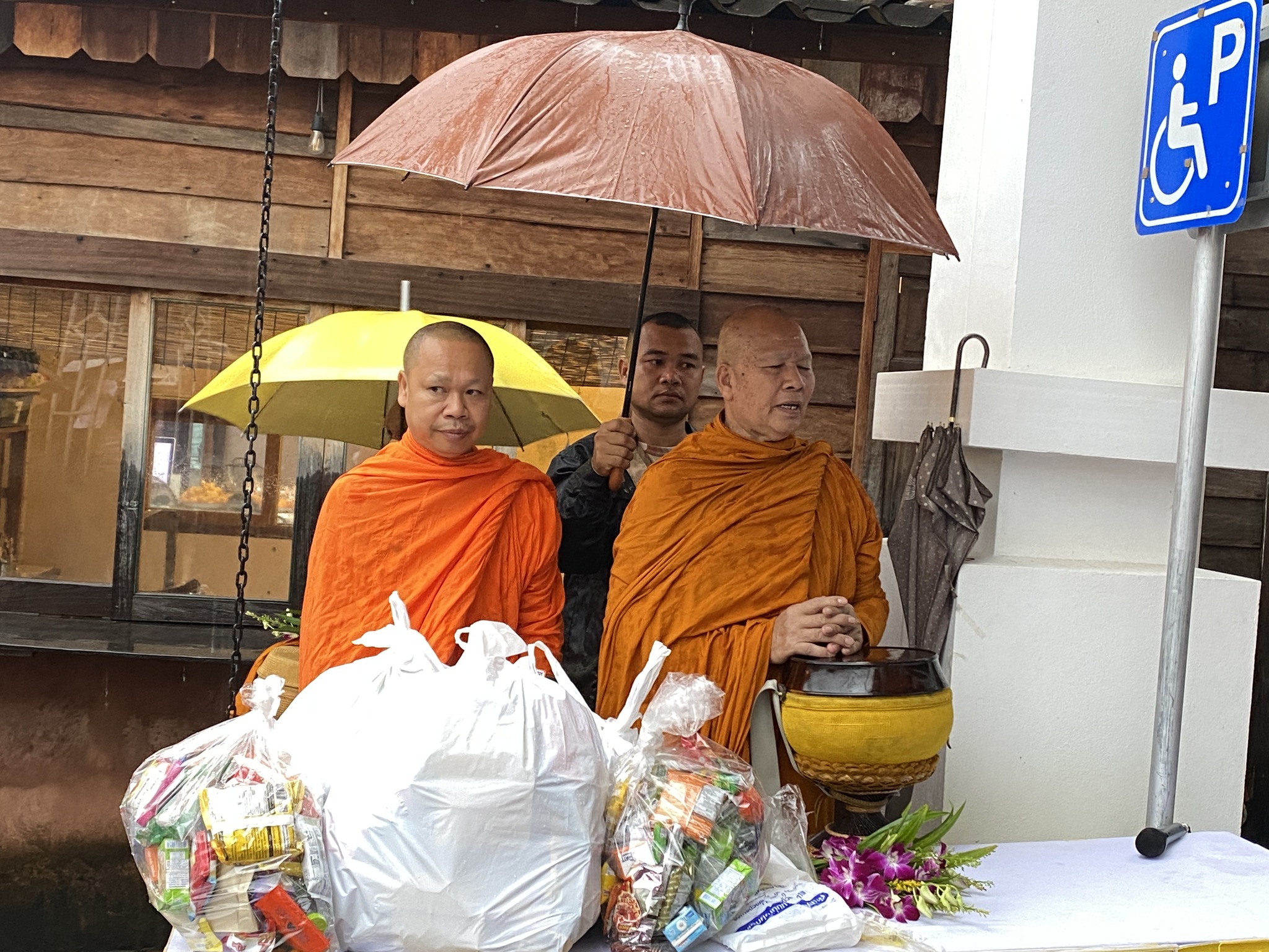 จังหวัดยโสธร ทำบุญตักบาตรเพื่อนำอาหารและสิ่งของไปช่วยเหลือคนยากจน ครั้งที่ 7