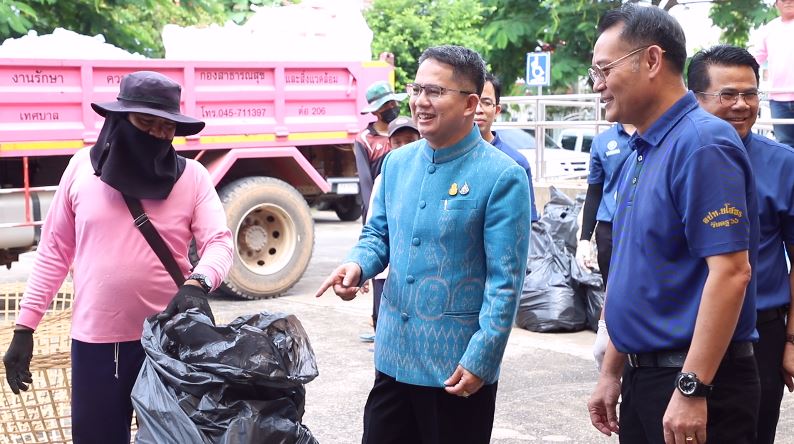 พช.ยโสธร ร่วมขับเคลื่อนจังหวัดสะอาดอย่างยั่งยืน รวมพลัง คัดแยก (ขยะ) แลกบุญ ลดปัญหาขยะ ลดก๊าซเรือนกระจก และยังได้ร่วมทำบุญสาธารณกุศลด้วย