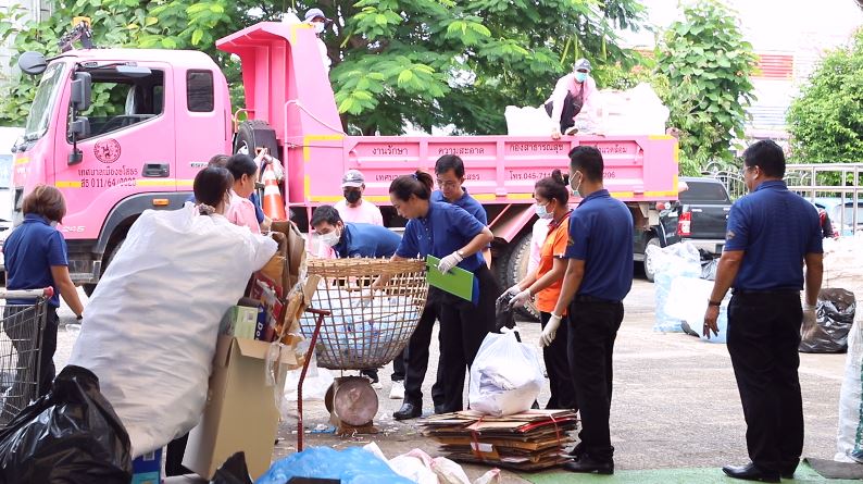 พช.ยโสธร ร่วมขับเคลื่อนจังหวัดสะอาดอย่างยั่งยืน รวมพลัง คัดแยก (ขยะ) แลกบุญ ลดปัญหาขยะ ลดก๊าซเรือนกระจก และยังได้ร่วมทำบุญสาธารณกุศลด้วย
