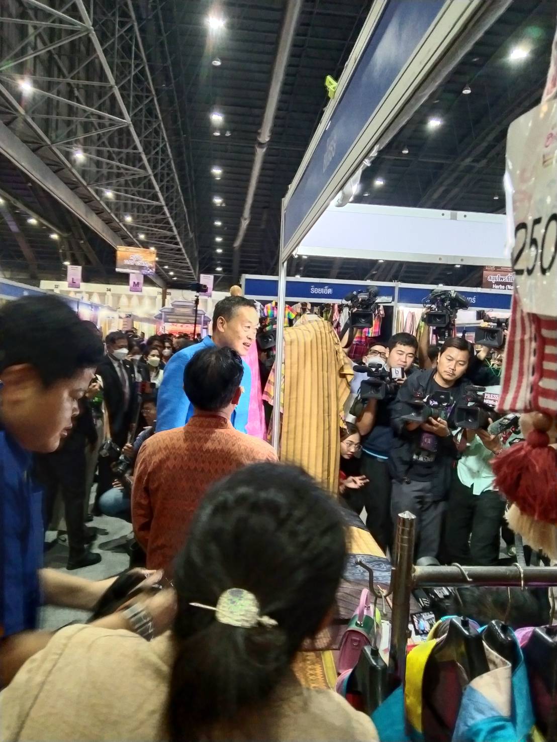 นายกรัฐมนตรี เยี่ยมชมบูธสินค้า OTOP ผ้าไทย จังหวัดยโสธร ในงาน OTOP Midyear 2023 ภายใต้แนวคิด “ที่สุดแห่งภูมิปัญญา รังสรรค์จากการพัฒนา เพิ่มมูลค่าเศรษฐกิจไทย”