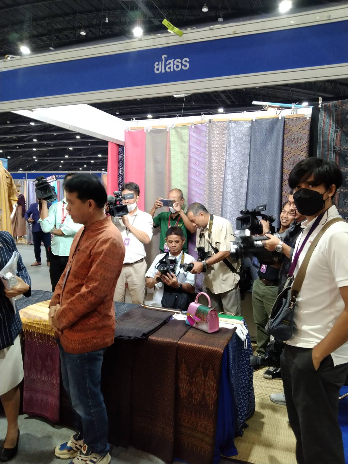 นายกรัฐมนตรี เยี่ยมชมบูธสินค้า OTOP ผ้าไทย จังหวัดยโสธร ในงาน OTOP Midyear 2023 ภายใต้แนวคิด “ที่สุดแห่งภูมิปัญญา รังสรรค์จากการพัฒนา เพิ่มมูลค่าเศรษฐกิจไทย”