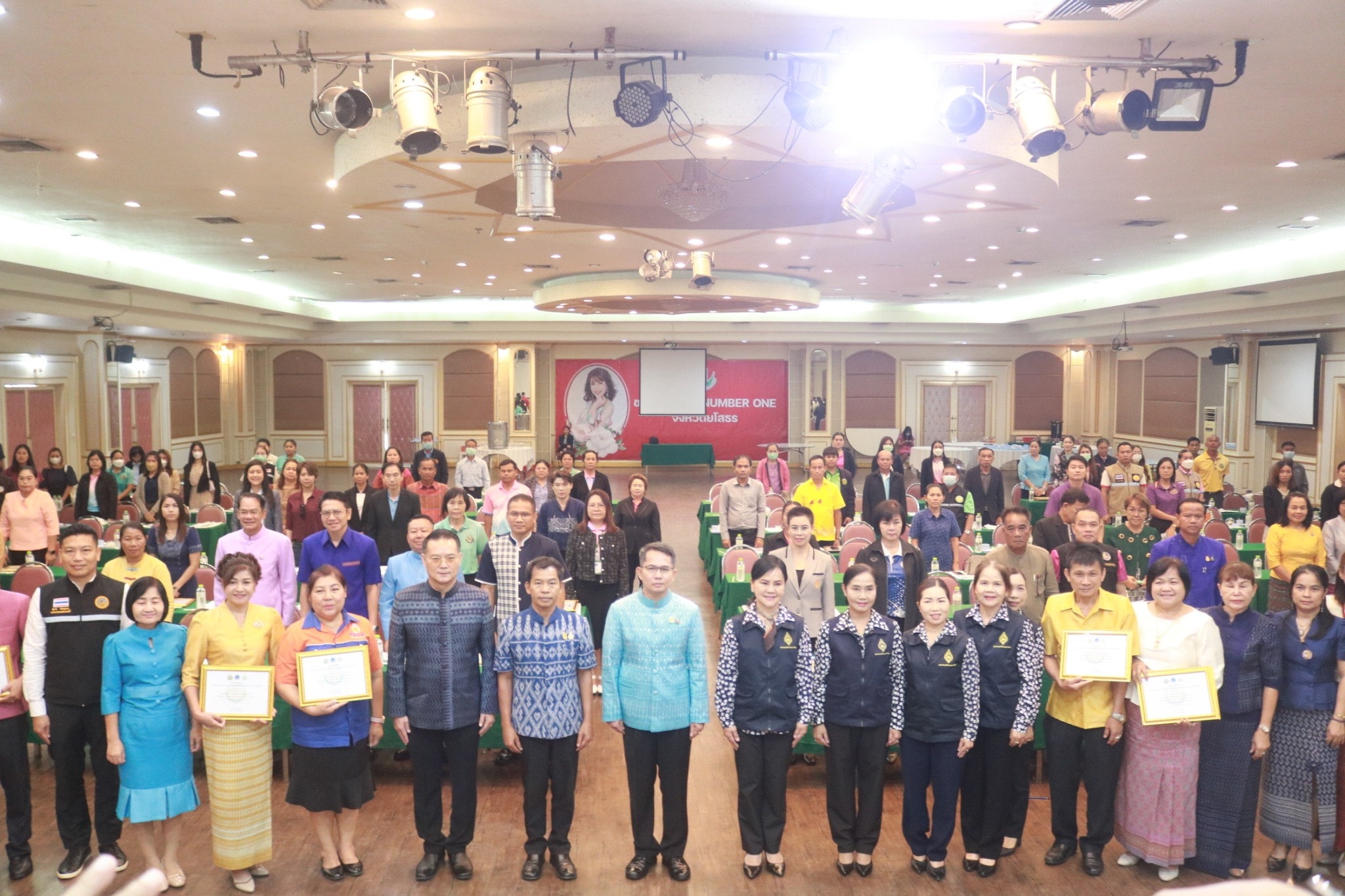 พช.ยโสธร ร่วมรับมอบใบประกาศ ตามโครงการเพิ่มศักยภาพการบริหารจัดการขยะมูลฝอยชุมชน “ยโสธร จังหวัดสะอาดดี”