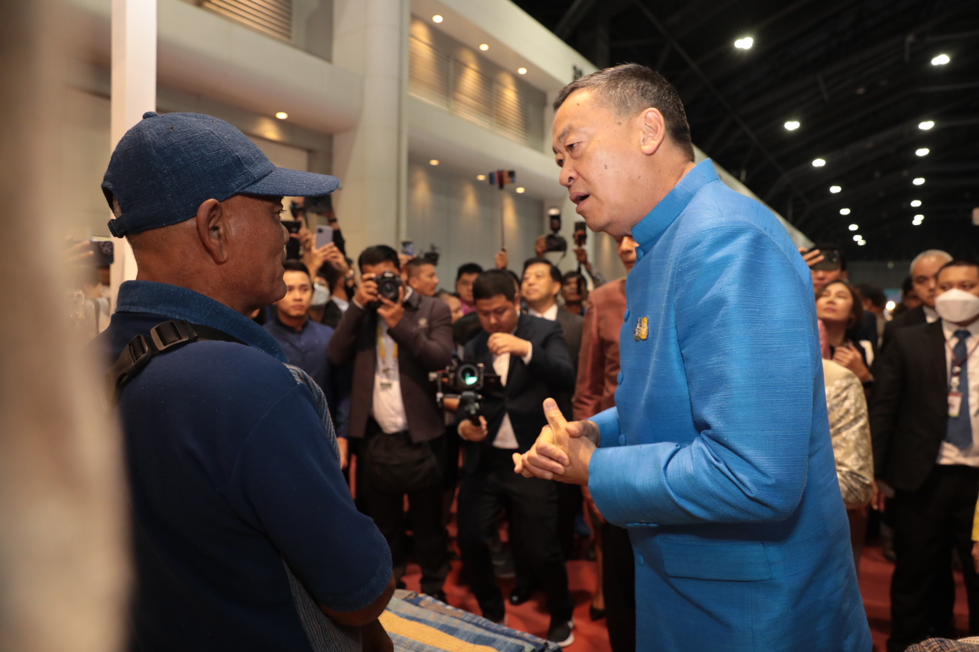 นายกรัฐมนตรี เยี่ยมชมบูธสินค้า OTOP ผ้าไทย จังหวัดยโสธร ในงาน OTOP Midyear 2023 ภายใต้แนวคิด “ที่สุดแห่งภูมิปัญญา รังสรรค์จากการพัฒนา เพิ่มมูลค่าเศรษฐกิจไทย”