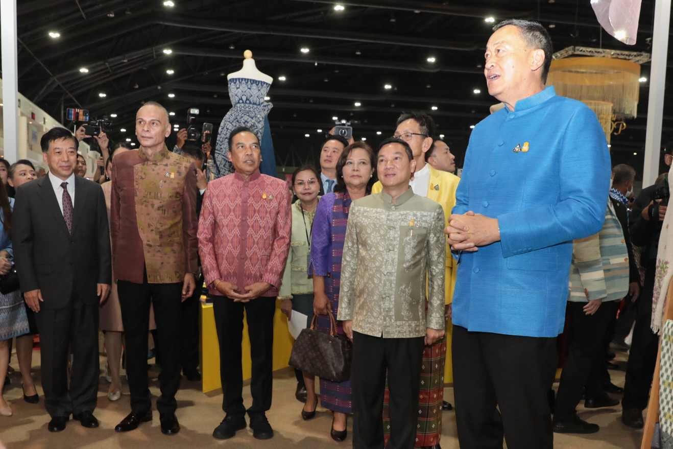 นายกรัฐมนตรี เยี่ยมชมบูธสินค้า OTOP ผ้าไทย จังหวัดยโสธร ในงาน OTOP Midyear 2023 ภายใต้แนวคิด “ที่สุดแห่งภูมิปัญญา รังสรรค์จากการพัฒนา เพิ่มมูลค่าเศรษฐกิจไทย”