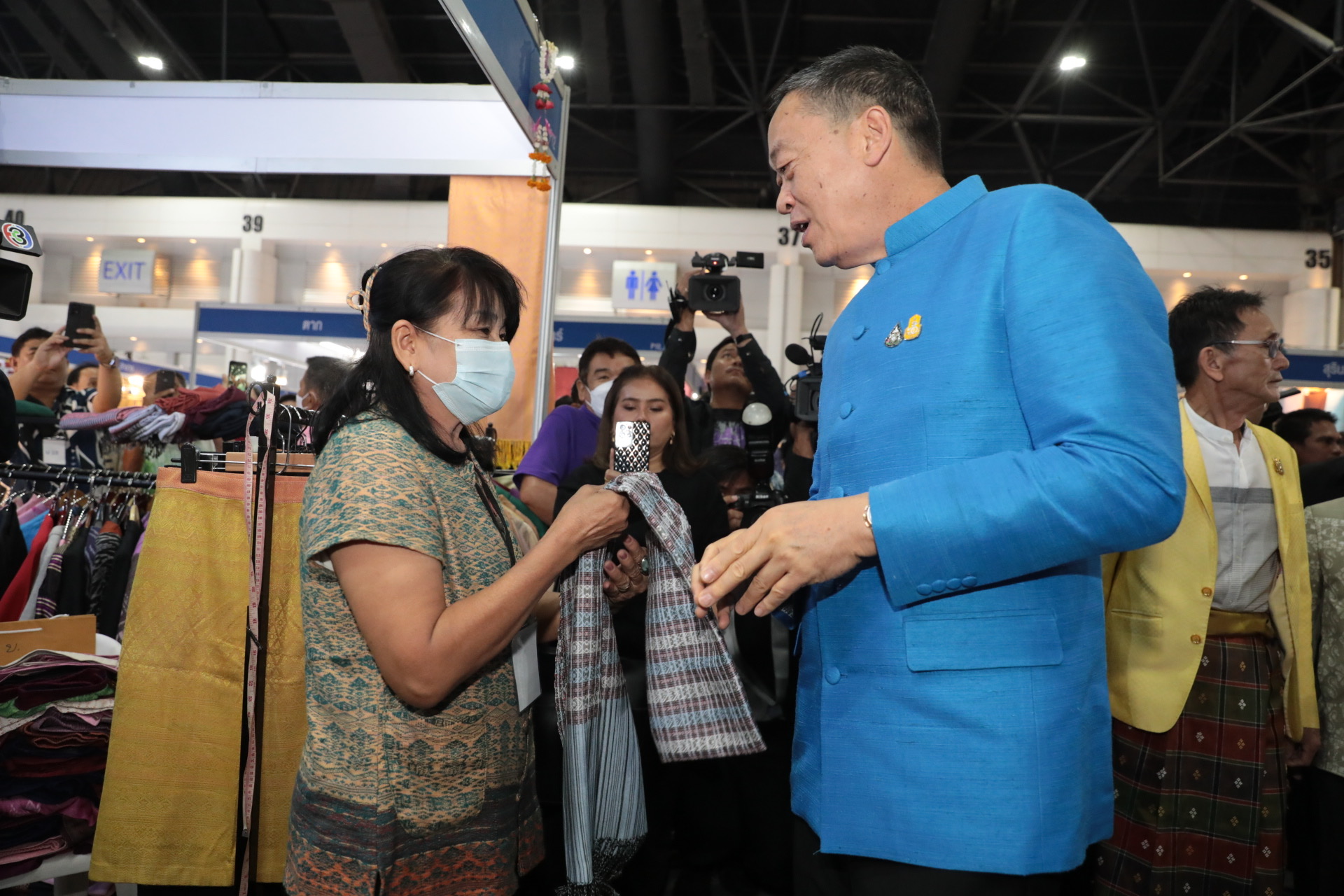 นายกรัฐมนตรี เยี่ยมชมบูธสินค้า OTOP ผ้าไทย จังหวัดยโสธร ในงาน OTOP Midyear 2023 ภายใต้แนวคิด “ที่สุดแห่งภูมิปัญญา รังสรรค์จากการพัฒนา เพิ่มมูลค่าเศรษฐกิจไทย”