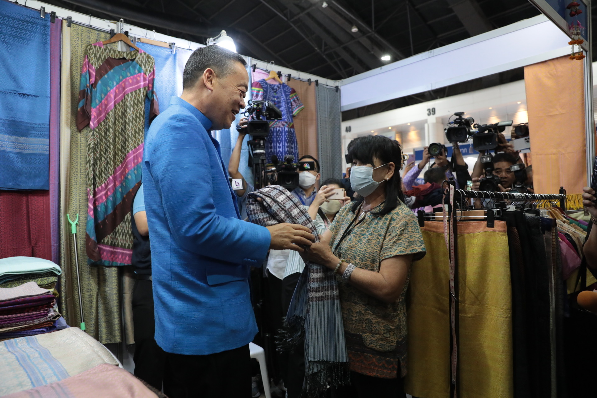 นายกรัฐมนตรี เยี่ยมชมบูธสินค้า OTOP ผ้าไทย จังหวัดยโสธร ในงาน OTOP Midyear 2023 ภายใต้แนวคิด “ที่สุดแห่งภูมิปัญญา รังสรรค์จากการพัฒนา เพิ่มมูลค่าเศรษฐกิจไทย”