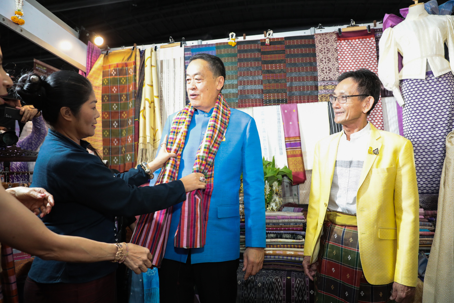 นายกรัฐมนตรี เยี่ยมชมบูธสินค้า OTOP ผ้าไทย จังหวัดยโสธร ในงาน OTOP Midyear 2023 ภายใต้แนวคิด “ที่สุดแห่งภูมิปัญญา รังสรรค์จากการพัฒนา เพิ่มมูลค่าเศรษฐกิจไทย”