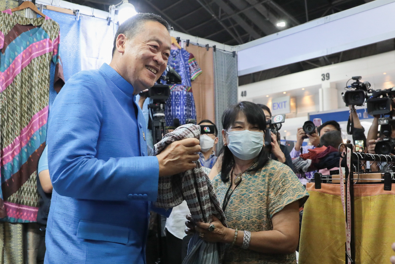 นายกรัฐมนตรี เยี่ยมชมบูธสินค้า OTOP ผ้าไทย จังหวัดยโสธร ในงาน OTOP Midyear 2023 ภายใต้แนวคิด “ที่สุดแห่งภูมิปัญญา รังสรรค์จากการพัฒนา เพิ่มมูลค่าเศรษฐกิจไทย”