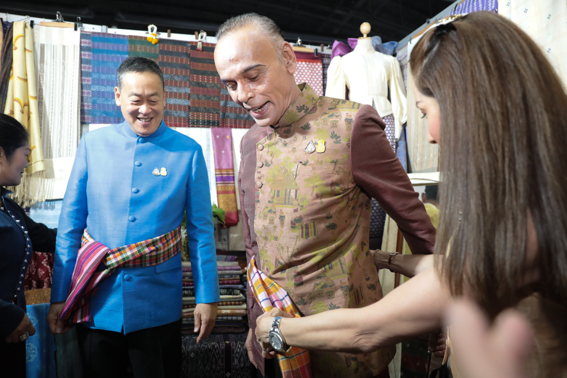 นายกรัฐมนตรี เยี่ยมชมบูธสินค้า OTOP ผ้าไทย จังหวัดยโสธร ในงาน OTOP Midyear 2023 ภายใต้แนวคิด “ที่สุดแห่งภูมิปัญญา รังสรรค์จากการพัฒนา เพิ่มมูลค่าเศรษฐกิจไทย”