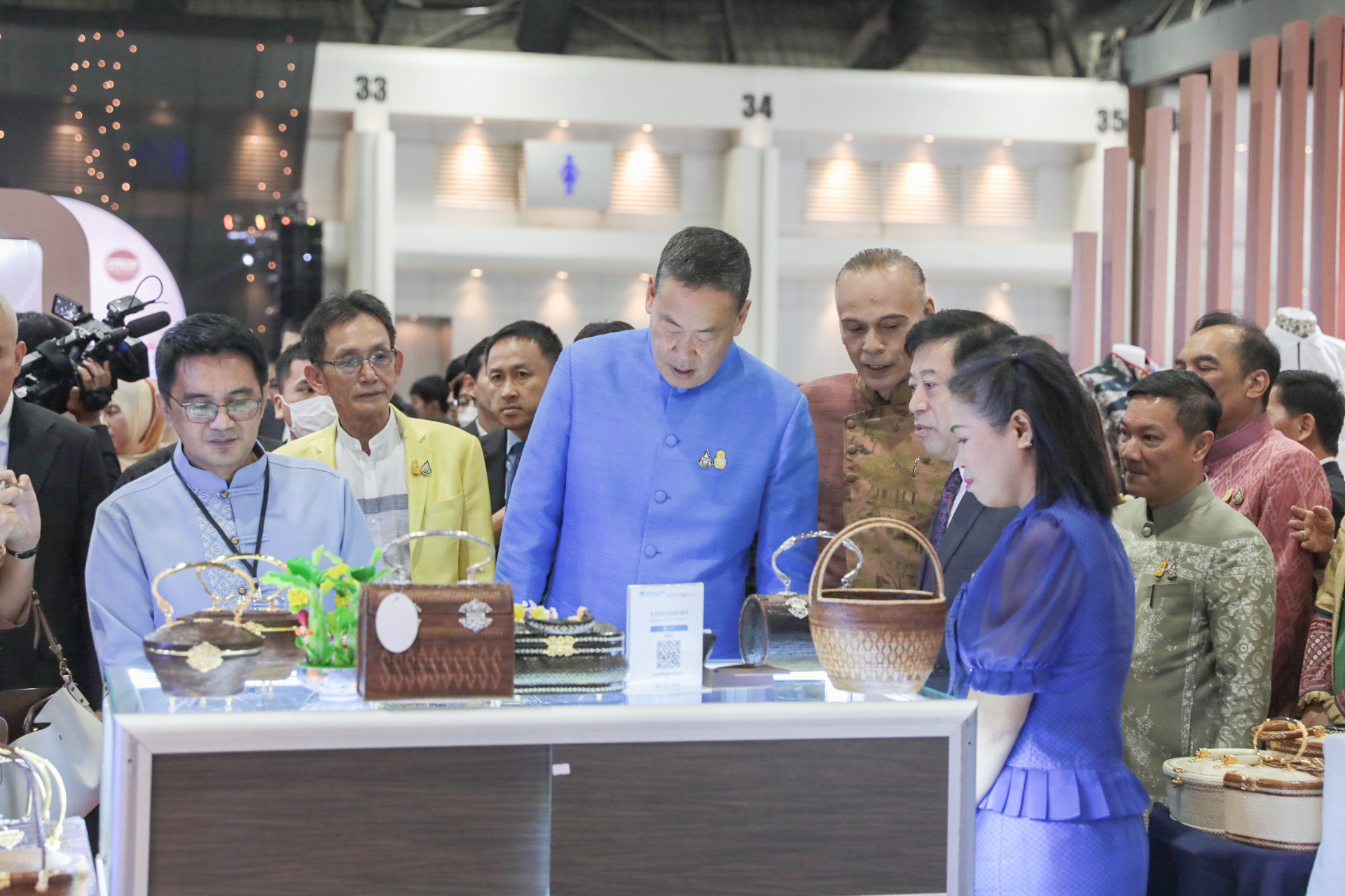 นายกรัฐมนตรี เยี่ยมชมบูธสินค้า OTOP ผ้าไทย จังหวัดยโสธร ในงาน OTOP Midyear 2023 ภายใต้แนวคิด “ที่สุดแห่งภูมิปัญญา รังสรรค์จากการพัฒนา เพิ่มมูลค่าเศรษฐกิจไทย”