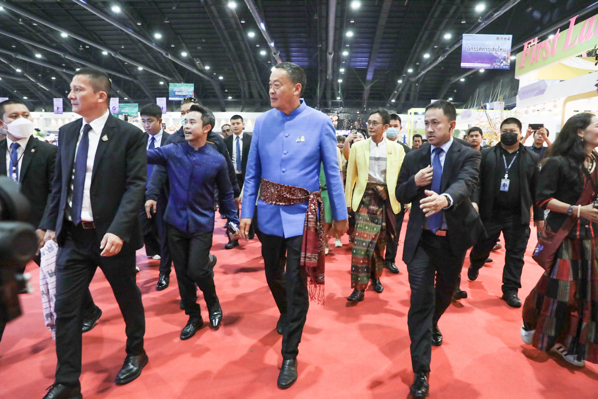 นายกรัฐมนตรี เยี่ยมชมบูธสินค้า OTOP ผ้าไทย จังหวัดยโสธร ในงาน OTOP Midyear 2023 ภายใต้แนวคิด “ที่สุดแห่งภูมิปัญญา รังสรรค์จากการพัฒนา เพิ่มมูลค่าเศรษฐกิจไทย”