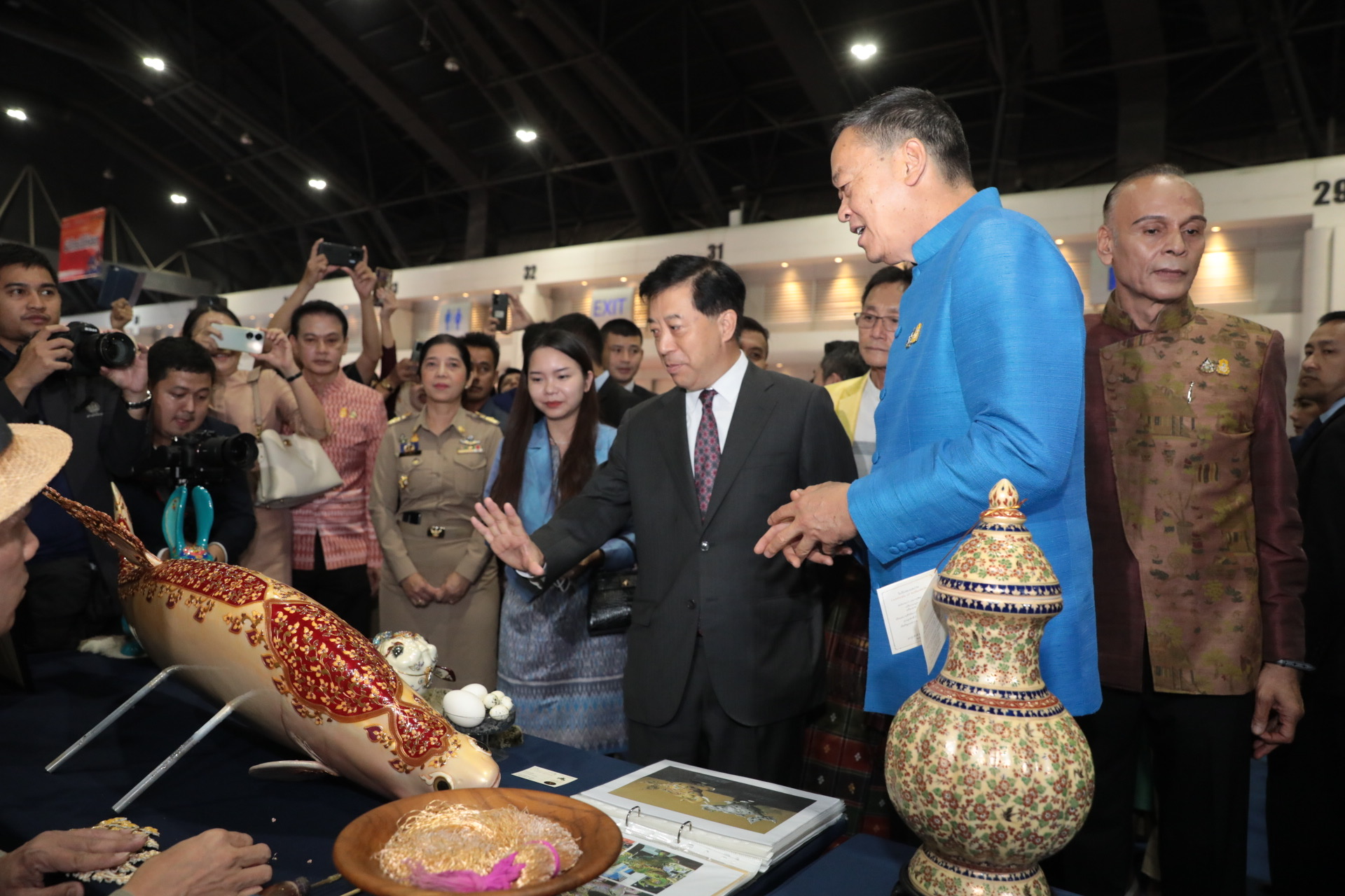 นายกรัฐมนตรี เยี่ยมชมบูธสินค้า OTOP ผ้าไทย จังหวัดยโสธร ในงาน OTOP Midyear 2023 ภายใต้แนวคิด “ที่สุดแห่งภูมิปัญญา รังสรรค์จากการพัฒนา เพิ่มมูลค่าเศรษฐกิจไทย”