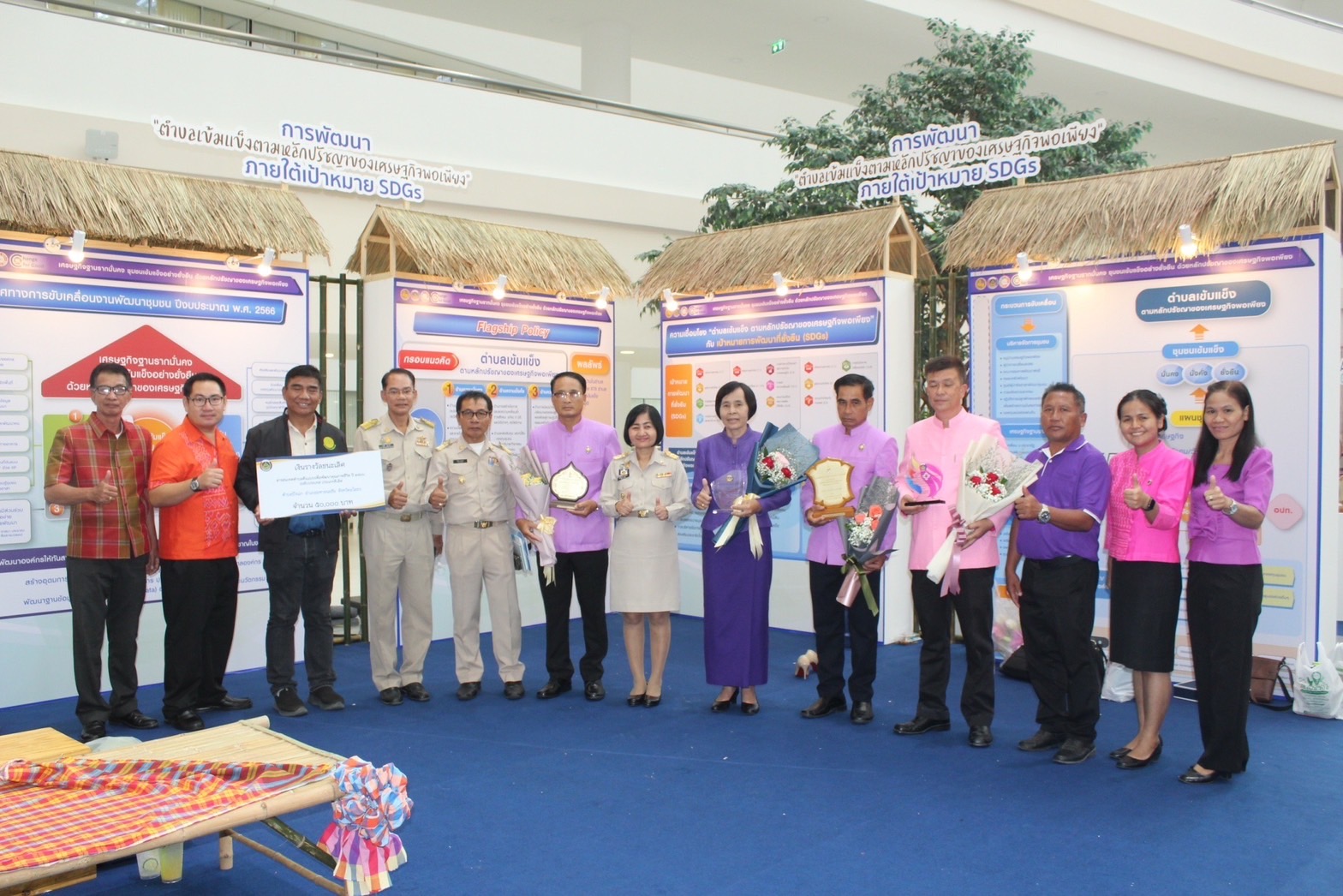 พช.ยโสธร นำกลุ่มองค์กร ผู้นำชุมชน เข้ารับโล่รางวัลสารสนเทศตำบลต้นแบบเพื่อพัฒนาคุณภาพชีวิต ระดับประเทศและกิจกรรมพัฒนาชุมชนอื่นอีกมากมาย ในงานแสดงผลสำเร็จของการพัฒนา (วันพัฒนาชุมชน ครั้งที่ 12 ปี 2566) CD DAY 2023
