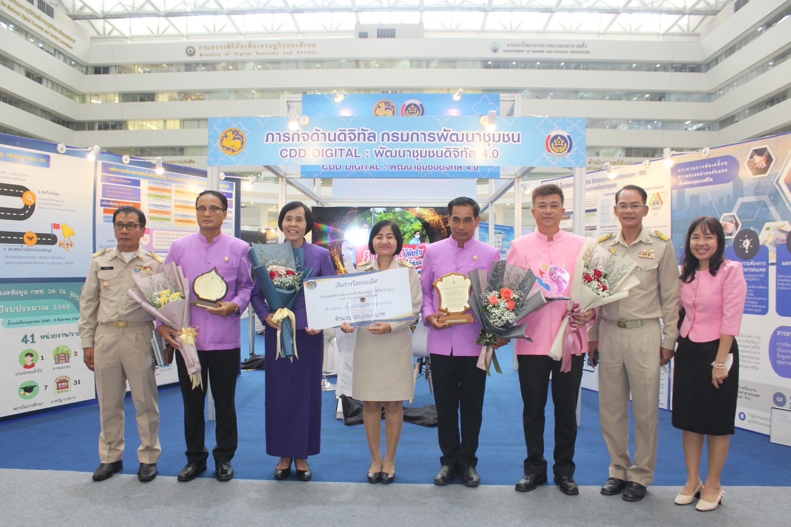 พช.ยโสธร นำกลุ่มองค์กร ผู้นำชุมชน เข้ารับโล่รางวัลสารสนเทศตำบลต้นแบบเพื่อพัฒนาคุณภาพชีวิต ระดับประเทศและกิจกรรมพัฒนาชุมชนอื่นอีกมากมาย ในงานแสดงผลสำเร็จของการพัฒนา (วันพัฒนาชุมชน ครั้งที่ 12 ปี 2566) CD DAY 2023