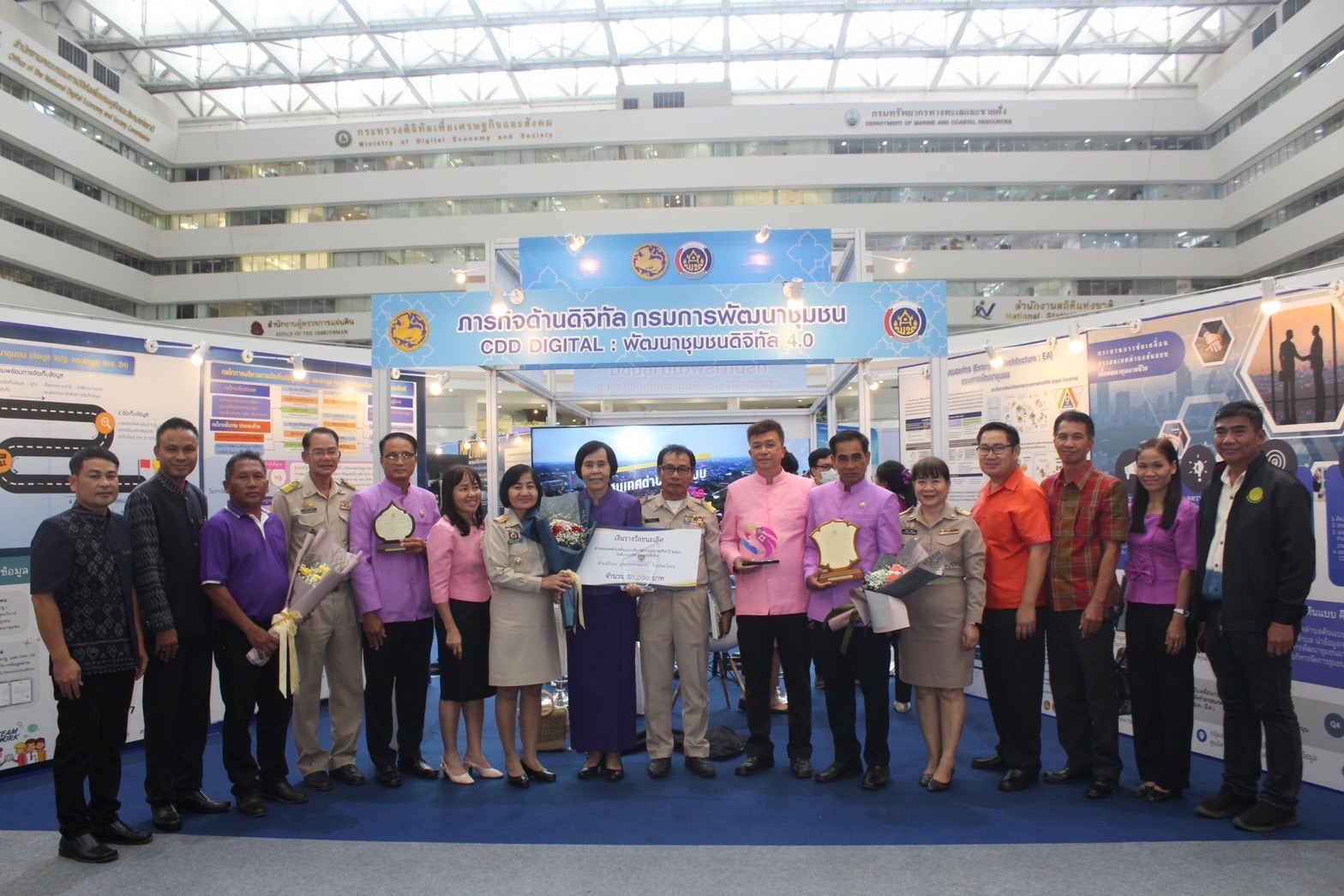 พช.ยโสธร นำกลุ่มองค์กร ผู้นำชุมชน เข้ารับโล่รางวัลสารสนเทศตำบลต้นแบบเพื่อพัฒนาคุณภาพชีวิต ระดับประเทศและกิจกรรมพัฒนาชุมชนอื่นอีกมากมาย ในงานแสดงผลสำเร็จของการพัฒนา (วันพัฒนาชุมชน ครั้งที่ 12 ปี 2566) CD DAY 2023