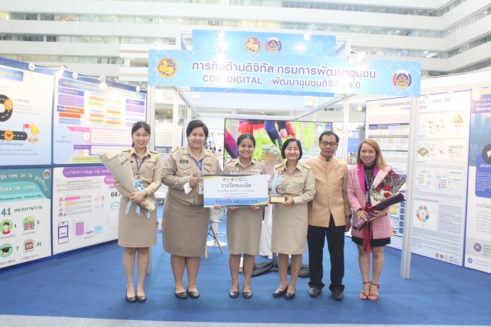 พช.ยโสธร นำกลุ่มองค์กร ผู้นำชุมชน เข้ารับโล่รางวัลสารสนเทศตำบลต้นแบบเพื่อพัฒนาคุณภาพชีวิต ระดับประเทศและกิจกรรมพัฒนาชุมชนอื่นอีกมากมาย ในงานแสดงผลสำเร็จของการพัฒนา (วันพัฒนาชุมชน ครั้งที่ 12 ปี 2566) CD DAY 2023